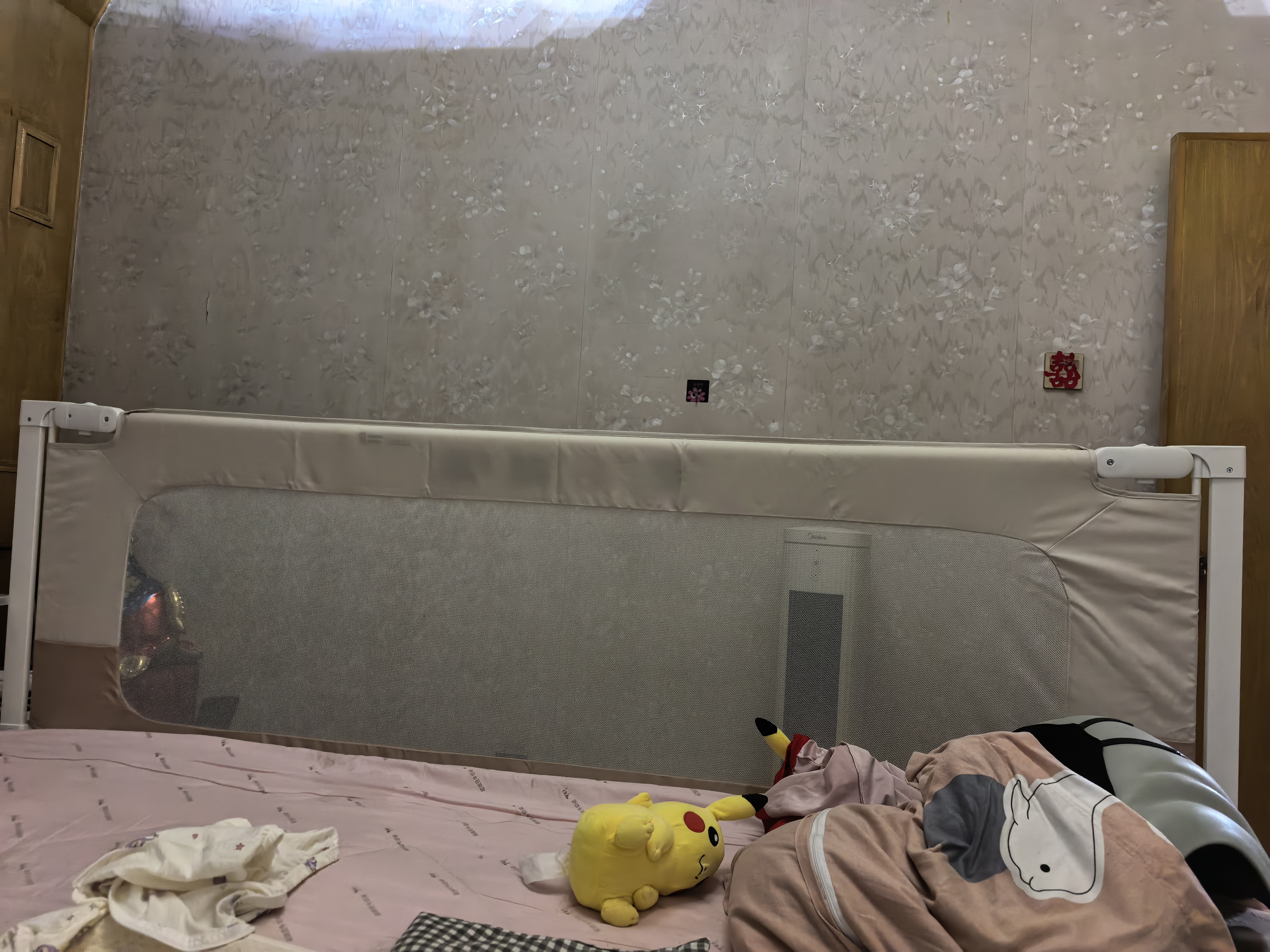 InnoTruth婴诺床围栏安全挡婴儿床上防护栏防摔撞婴幼儿床边挡板宝宝一面床 【床侧】8代锁床升级款-2.2米 单面装 实拍图