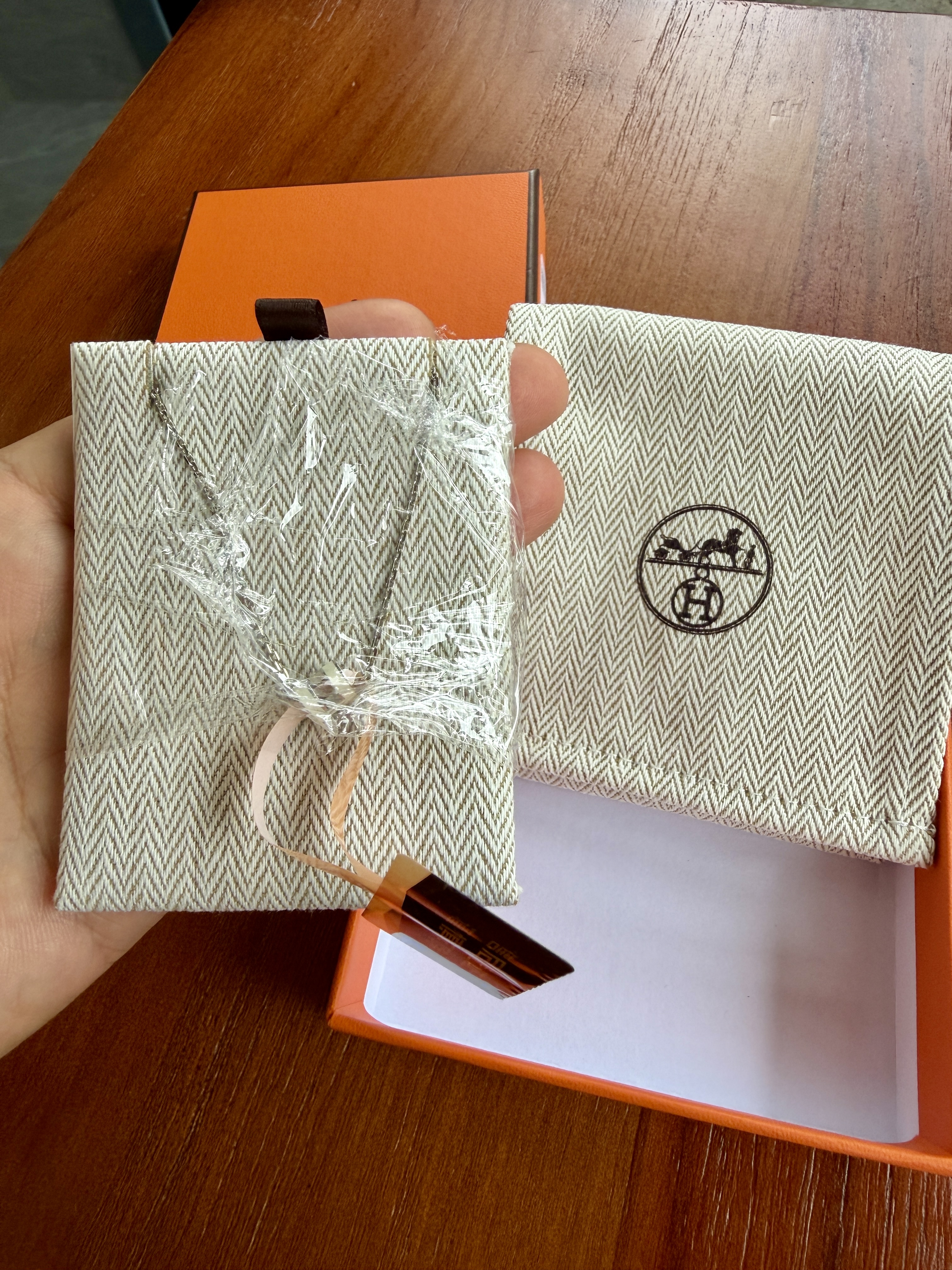 爱马仕（HERMES）Mini Pop H项链 玫瑰金链条椭圆立体珐琅项链送女友节日送礼 白色银链H147992FP49 链长40cm吊坠0.7*0.9cm 实拍图