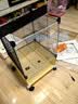 蔻丝鸟笼子鹦鹉大号少溅家用玄凤虎皮小太阳牡丹可洗澡生态别墅鸟笼 小号-升级抽屉厕所+造景洞洞板 防溅8件：裸笼+站杆+小窗+围挡+水碗+食碗+托盘+滑轮 实拍图