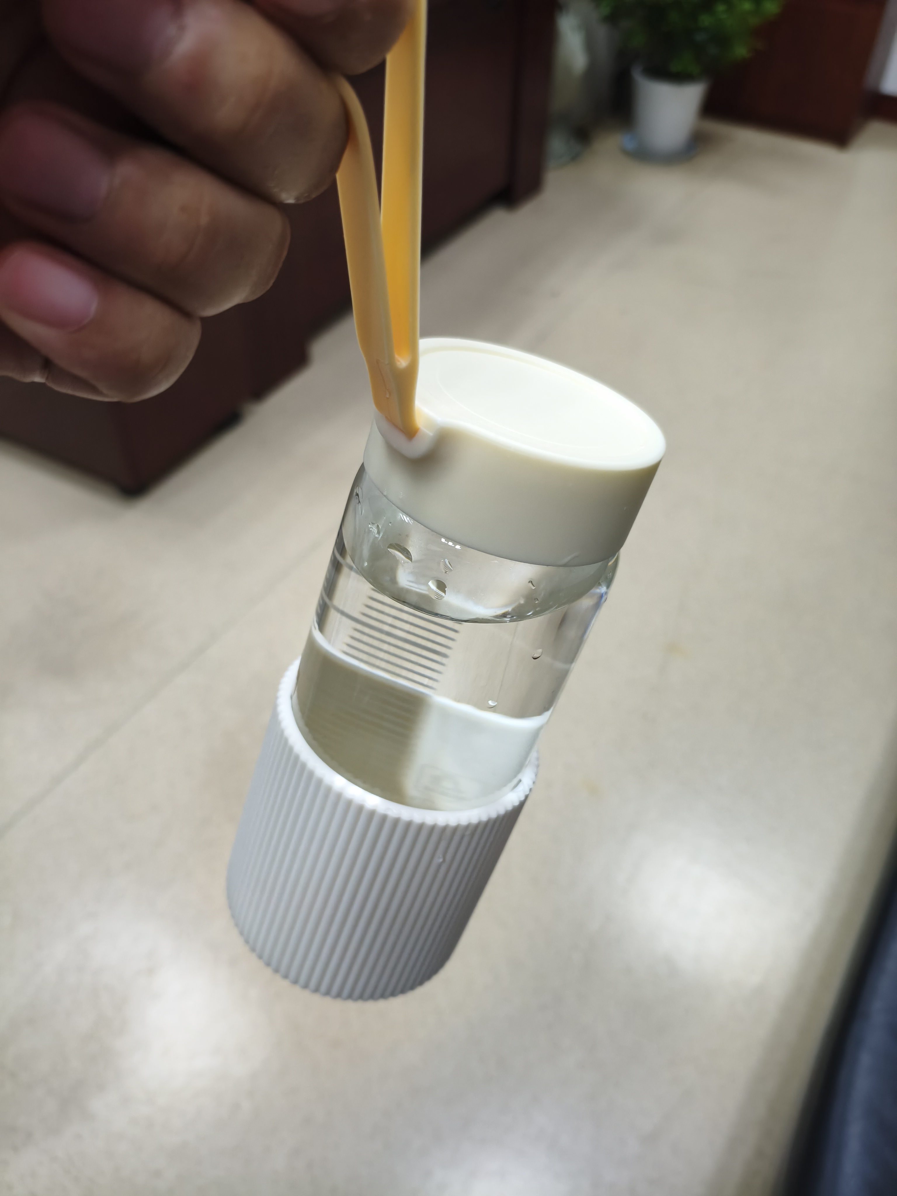 欣美雅（xinmeiya）玻璃杯带茶隔水杯高颜值高硼硅刻度杯便携泡茶杯早餐杯隔热防烫手 (升级杯套款)奶白-520ml【304茶隔+升级提手】 实拍图