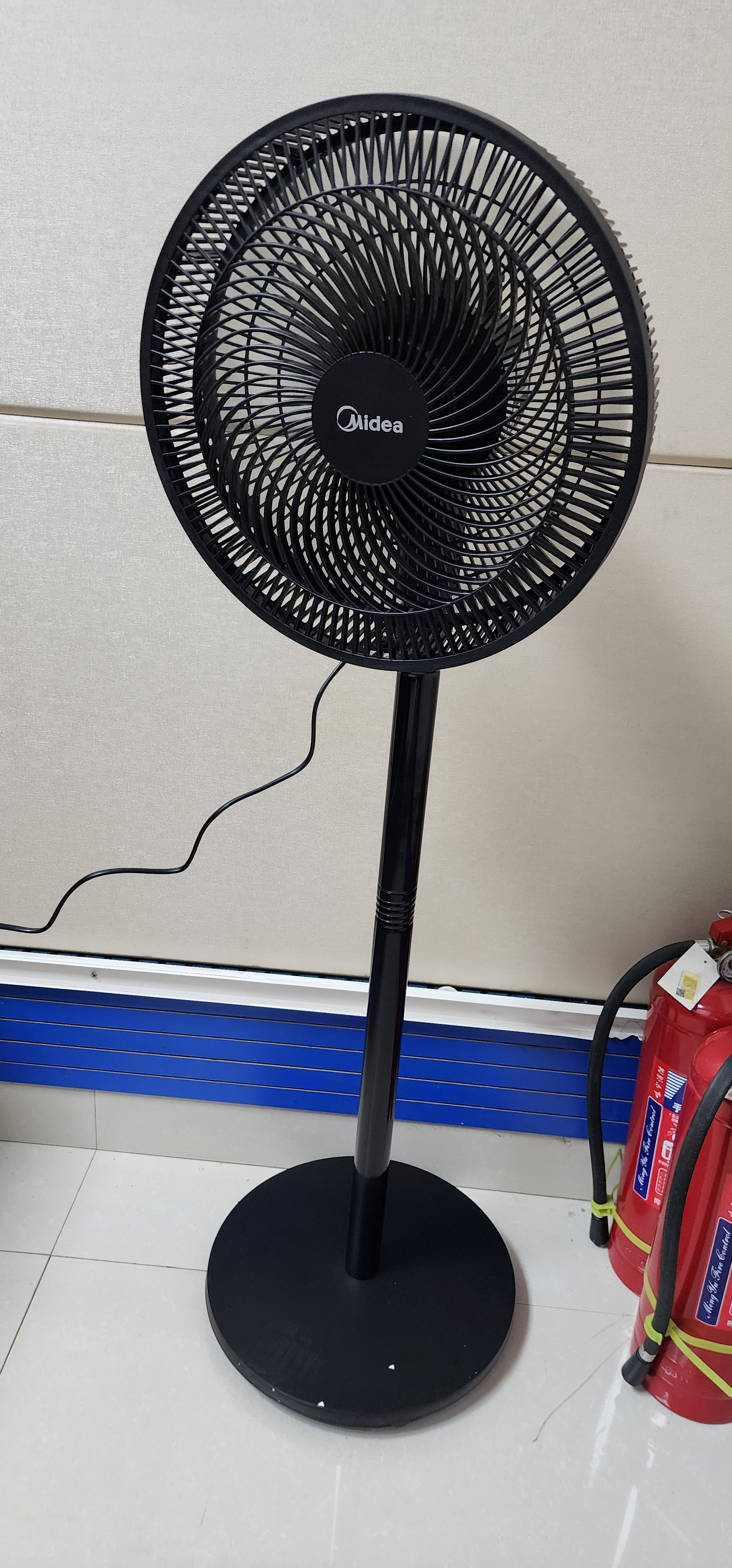 美的（Midea）【超级单品】七叶轻音立式电风扇家用柔风落地扇台式桌面小型风扇大风量节能摇头宿舍电扇 SAF30AB 实拍图