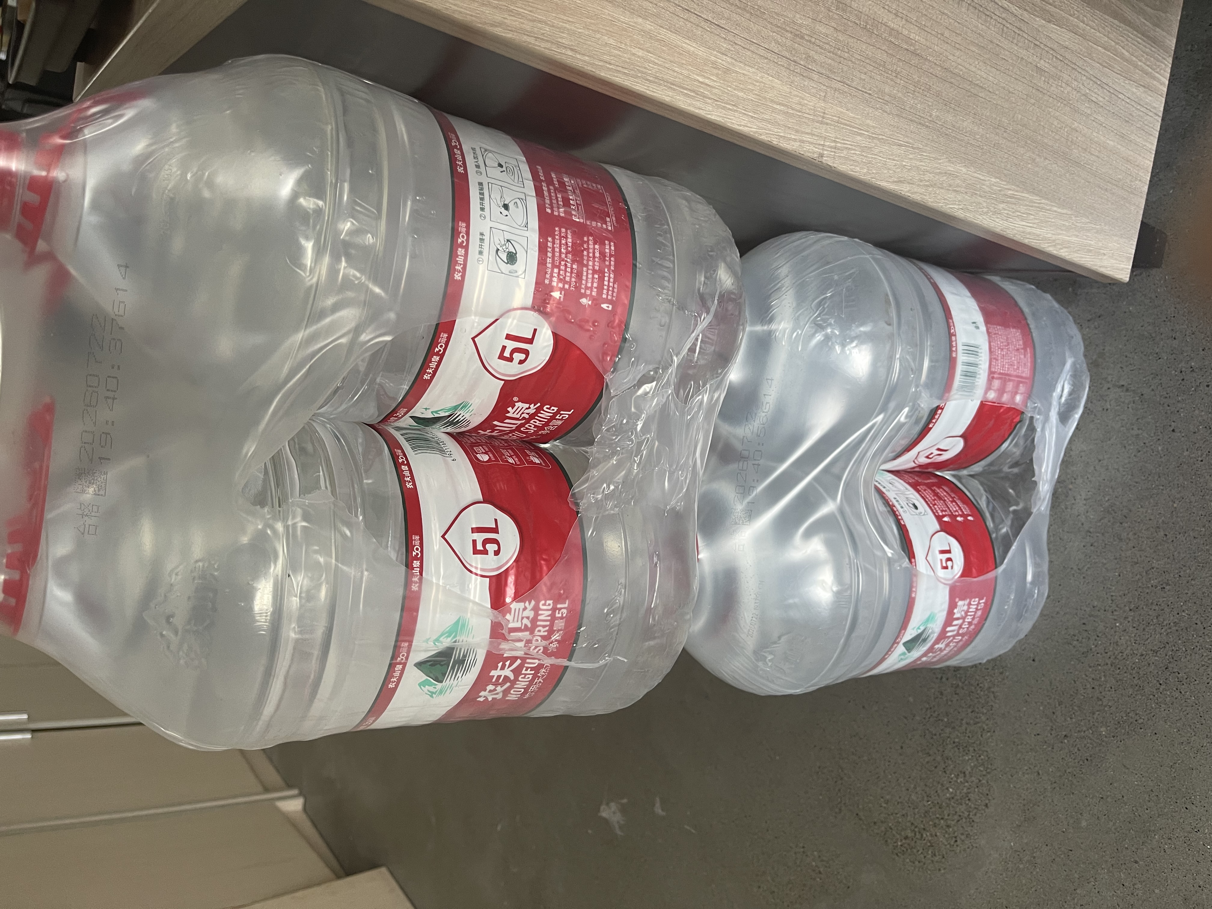 农夫山泉饮用水 饮用天然水5L*4桶 整箱装 桶装水塑膜随机包装 实拍图