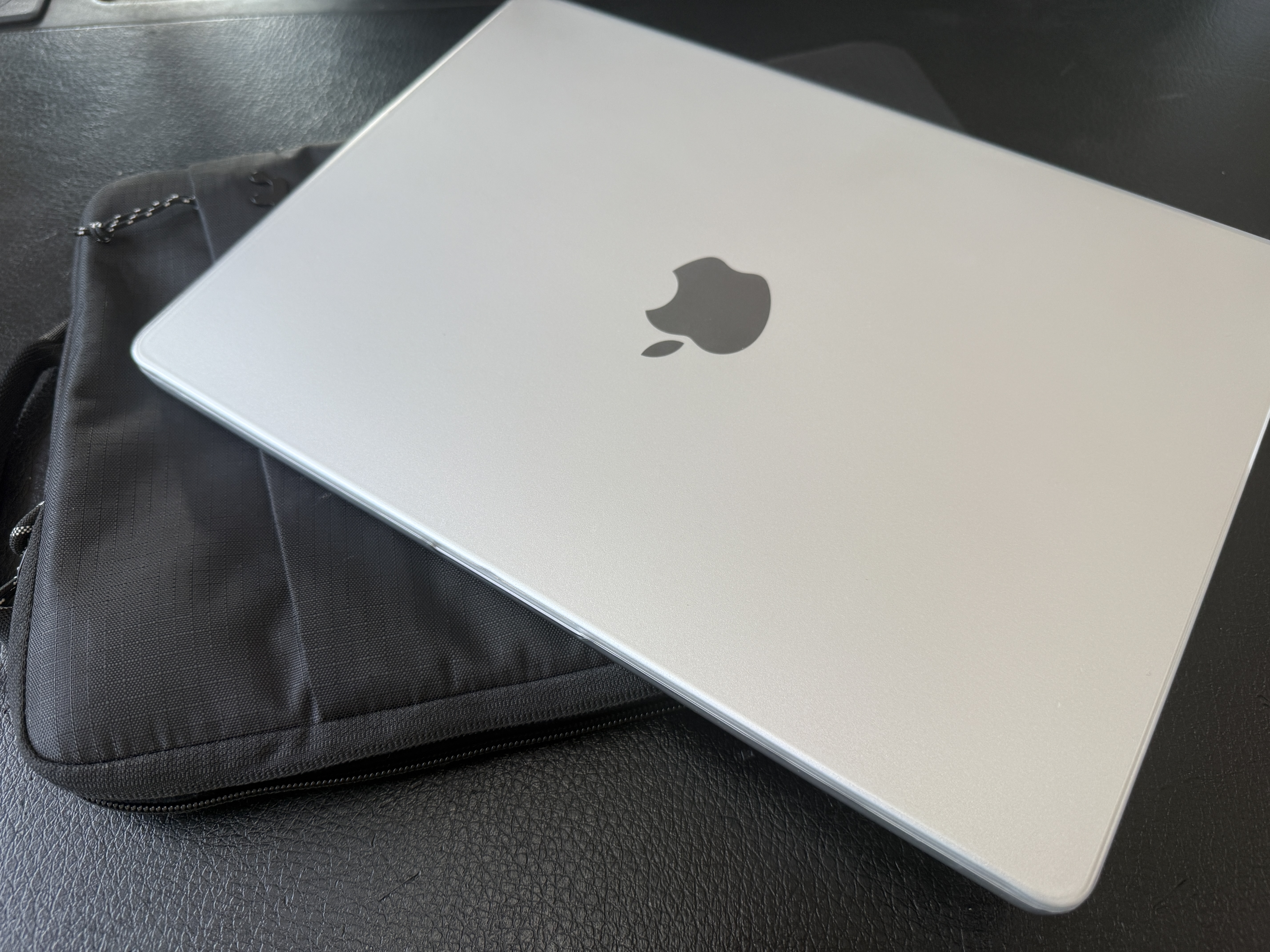 VOKAMO【2026新款M5适用】苹果电脑笔记本MacBook Pro14英寸保护壳带支架M5/4/3/2磨砂外套 半透明 实拍图