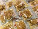 展艺50g月饼吸塑盒 包装盒雪媚娘带底托中秋冰皮月饼材料 金色50只装 实拍图