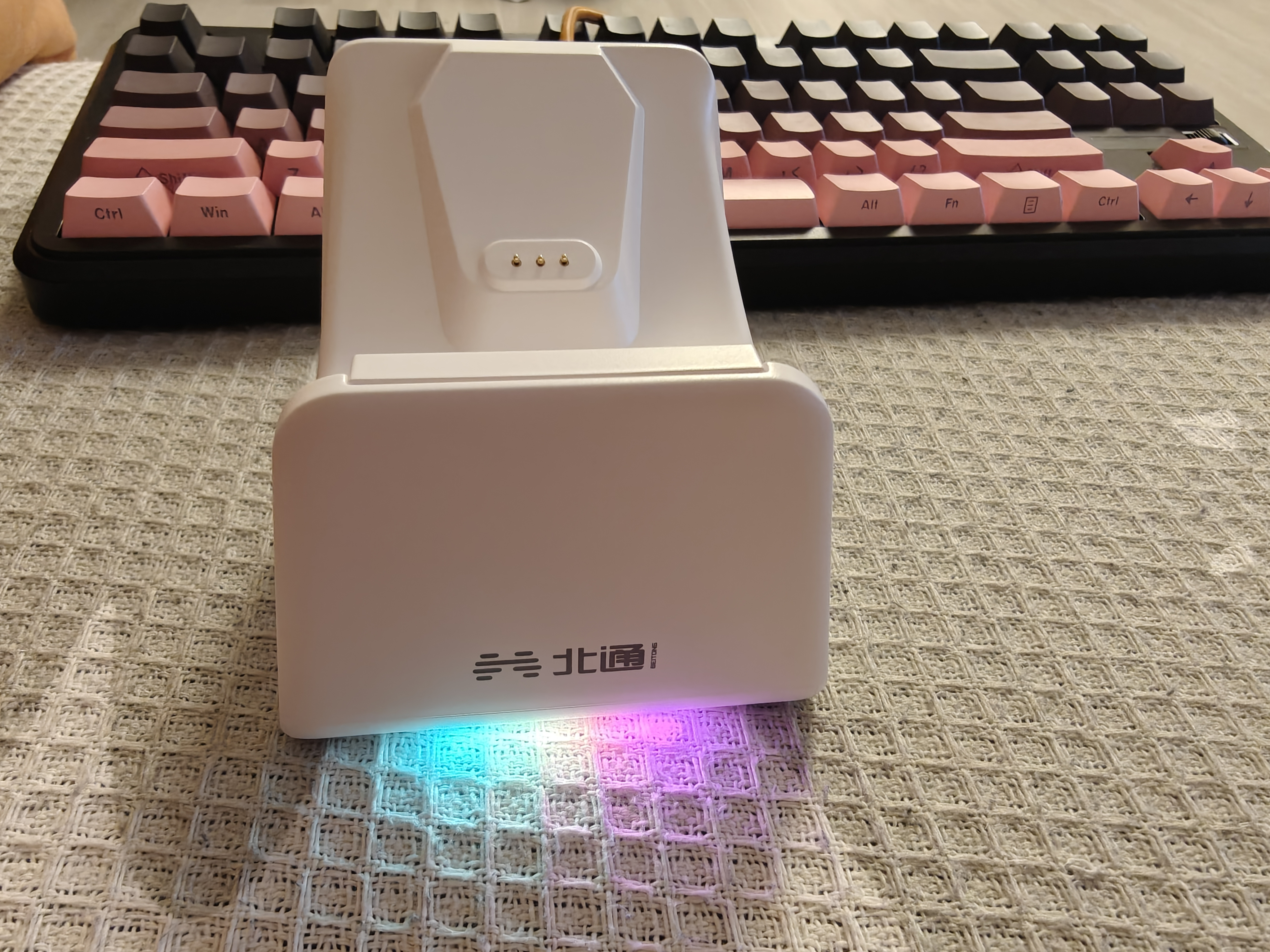 北通鲲鹏20/40/70系列游戏手柄 专属智能启停充电底座 实拍图