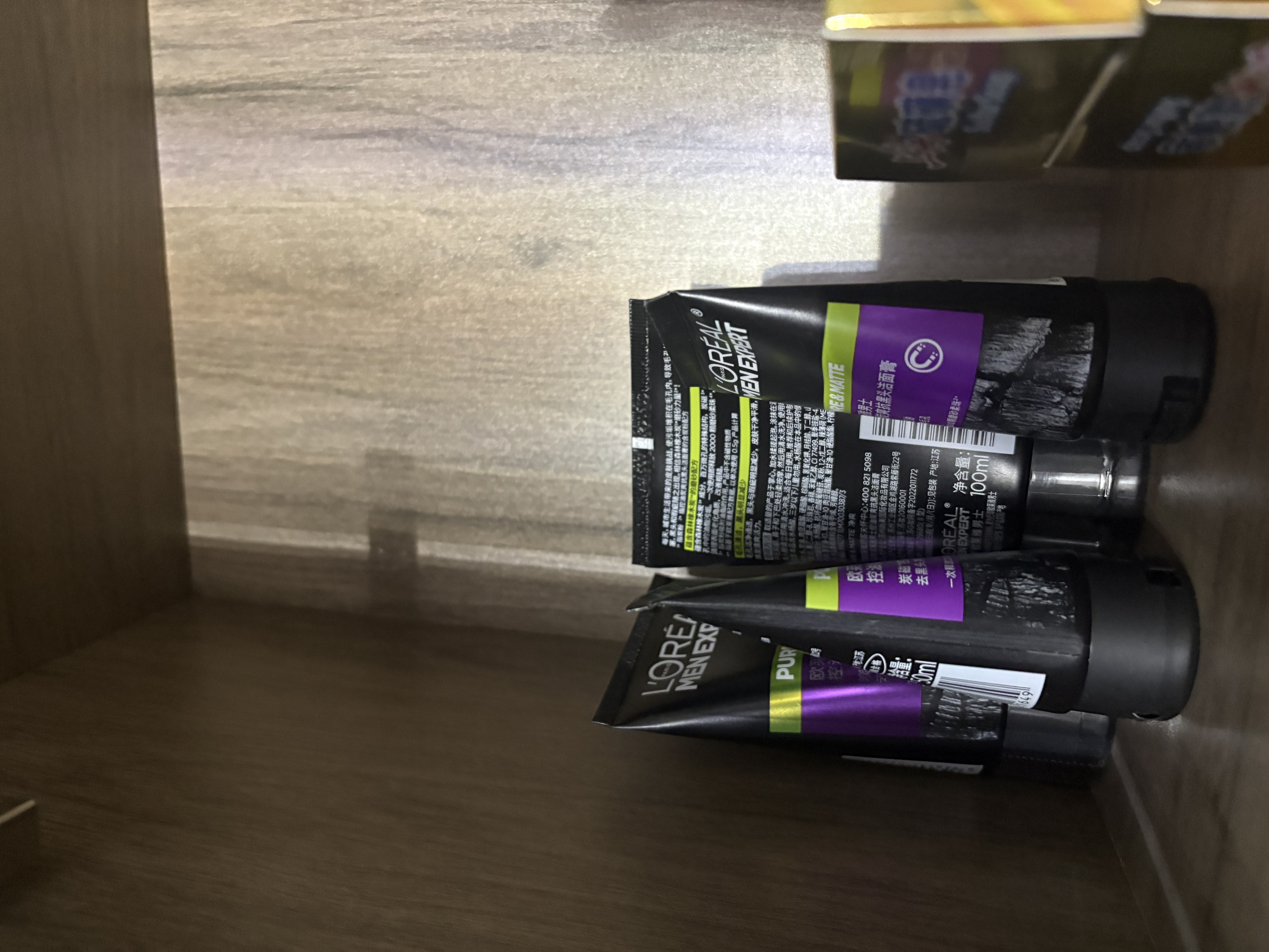 欧莱雅（LOREAL） 男士洗面奶补水保湿控油碳爽磨砂抗黑头冰感深层净化洁面膏乳 炭爽抗黑头100ml*2 +50ml*2 实拍图
