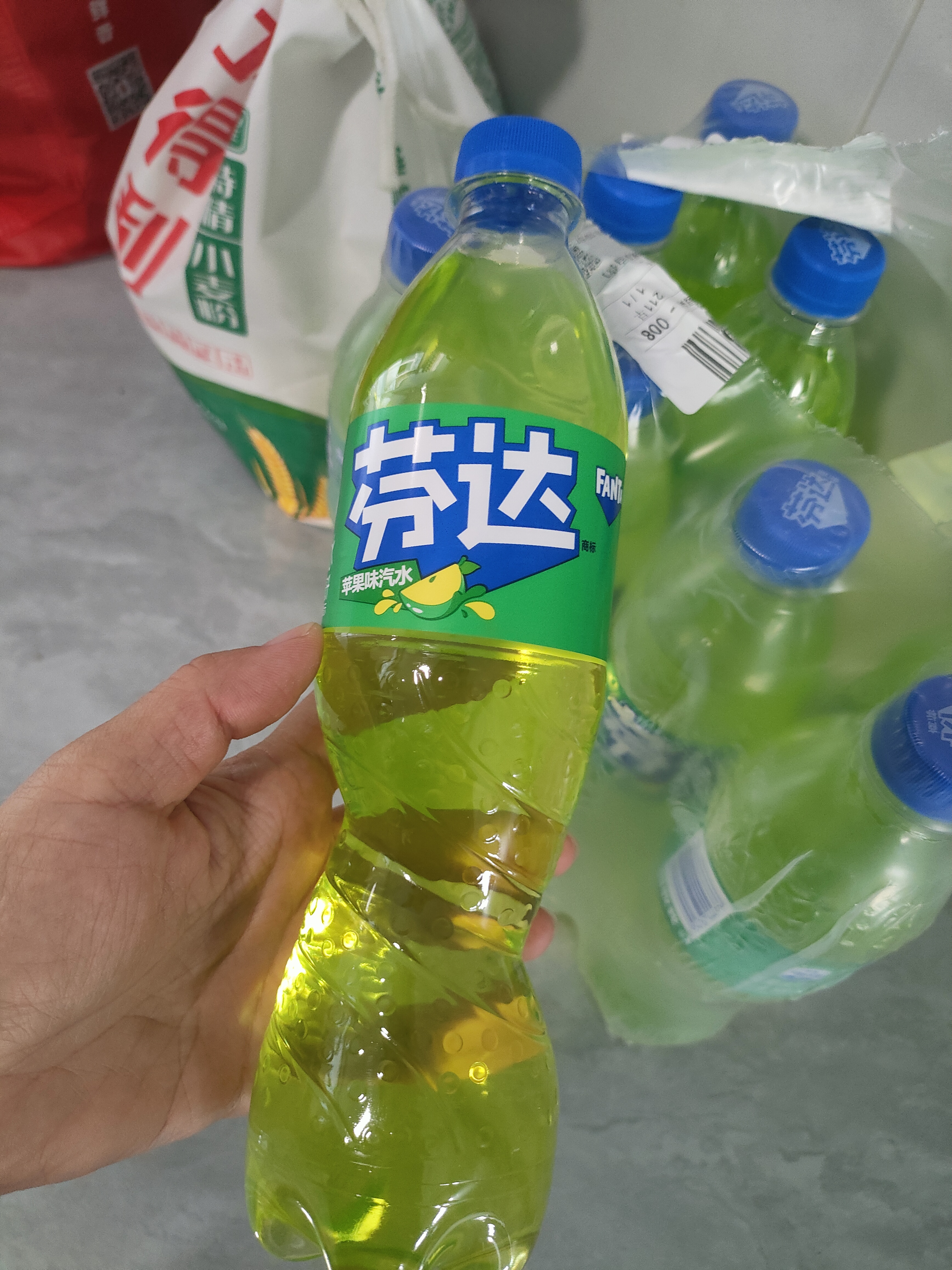 可口可乐（Coca-Cola）芬达 Fanta 苹果味汽水 碳酸饮料500ml*12瓶 整箱装 实拍图