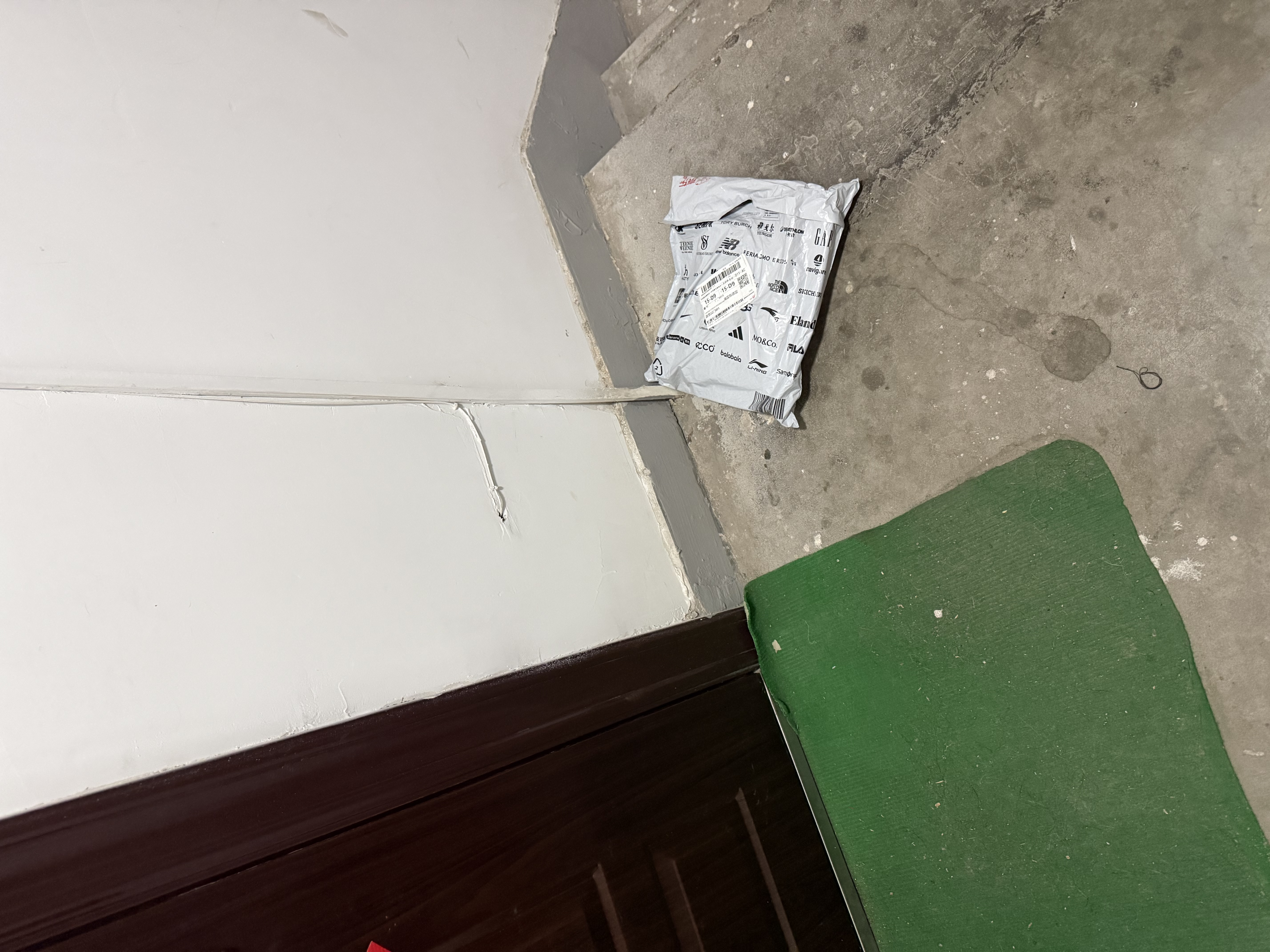 巴迪高（BADIGAO）一次性雨衣雨披加厚一体全身防暴雨骑手电动车户外登山成人带帽 实拍图