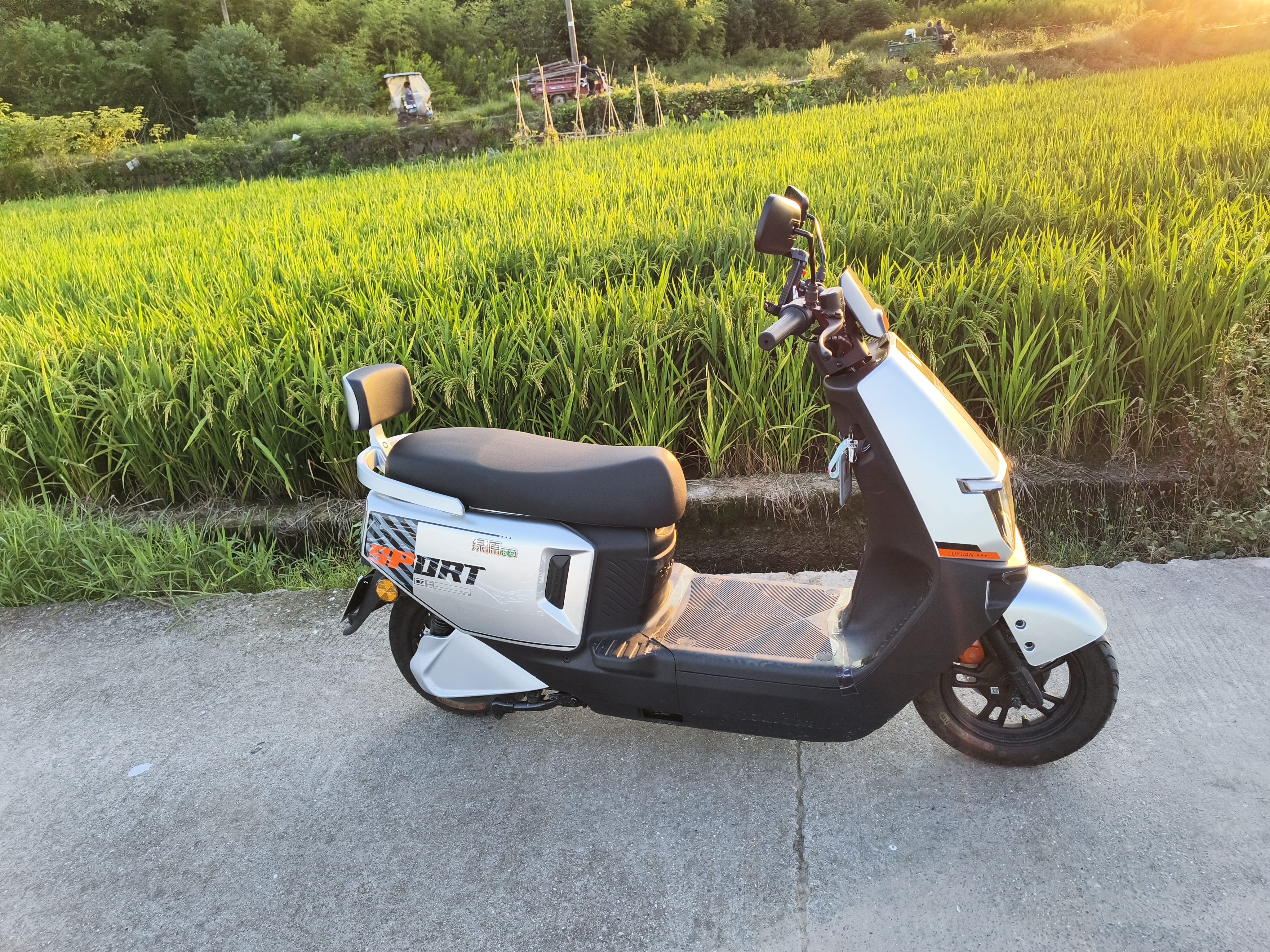 绿源（Luyuan）电动摩托车S16U117km百公里超长续航踏板车72V35.5A6块铅酸电池通勤成人电瓶车可上牌皓月银 实拍图