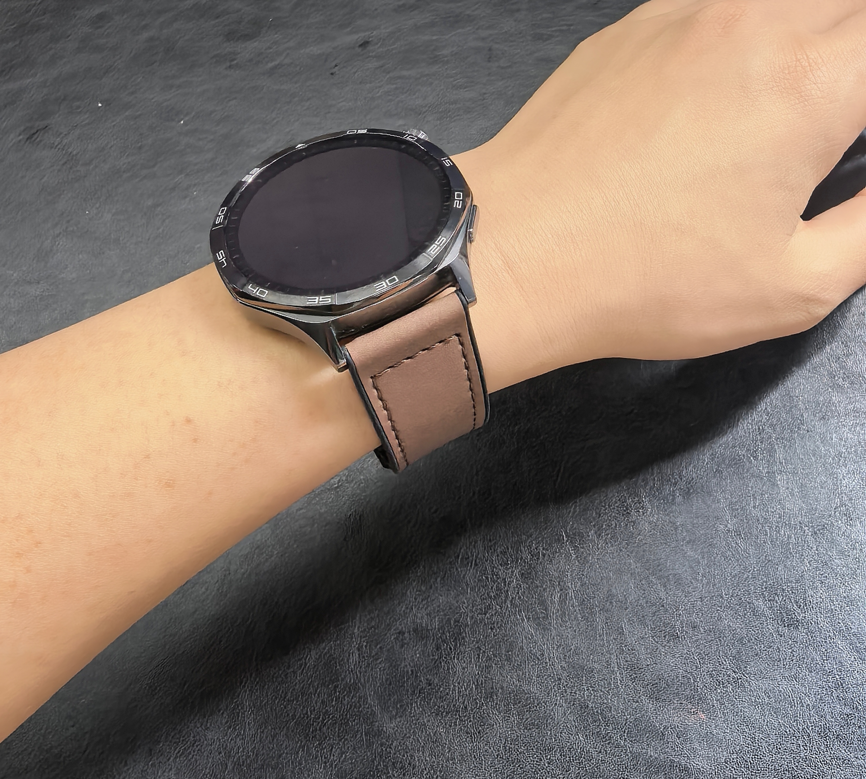 码仕适用华为手表表带秋冬Watch5/4/3/GT7/GT6/5/gt4/3/2/Pro/荣耀Magic2疯马皮纹硅胶磁吸22mm 实拍图
