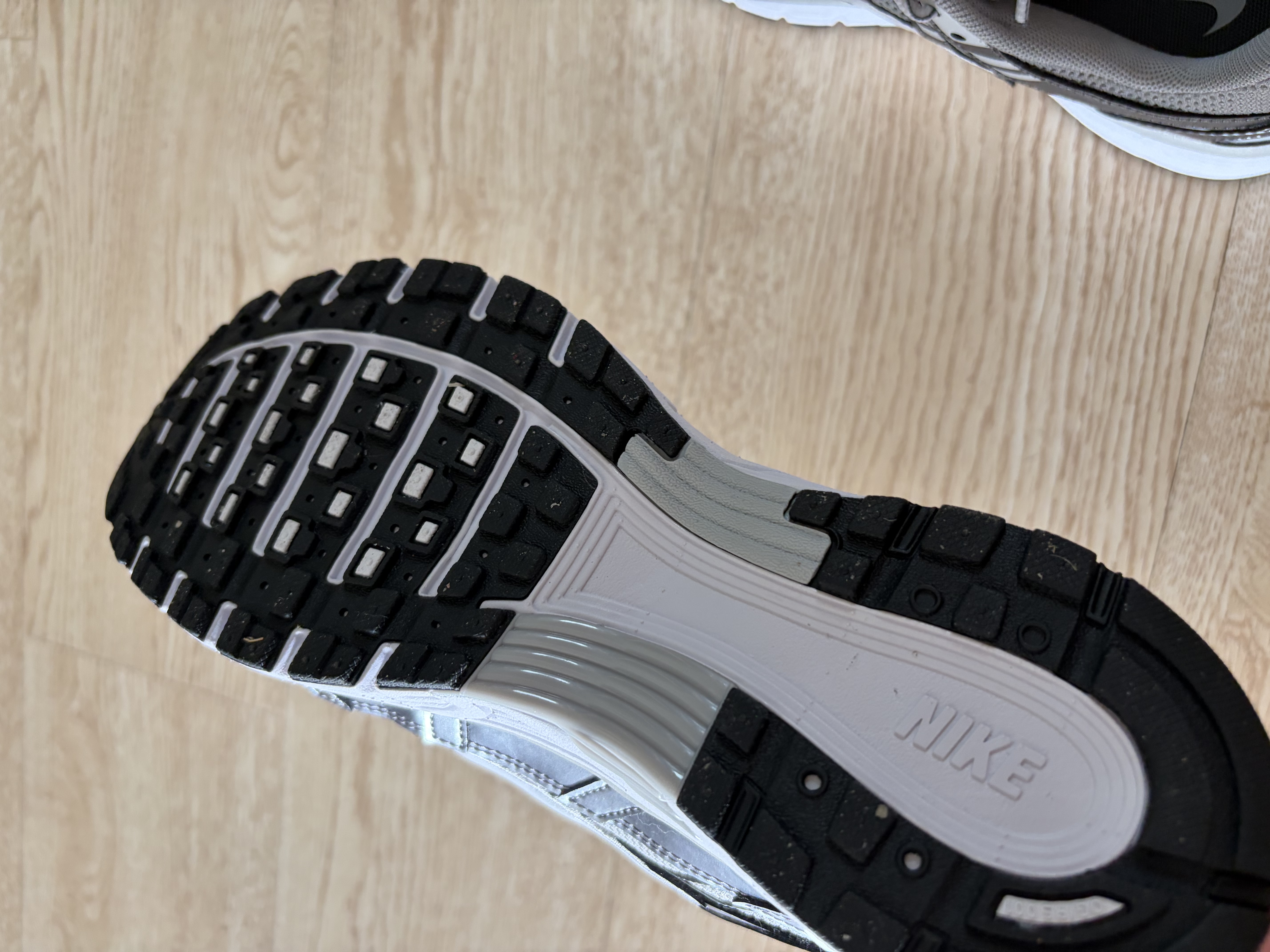 耐克NIKE女子缓震复古P-6000 运动鞋IO3496-001银色38 实拍图