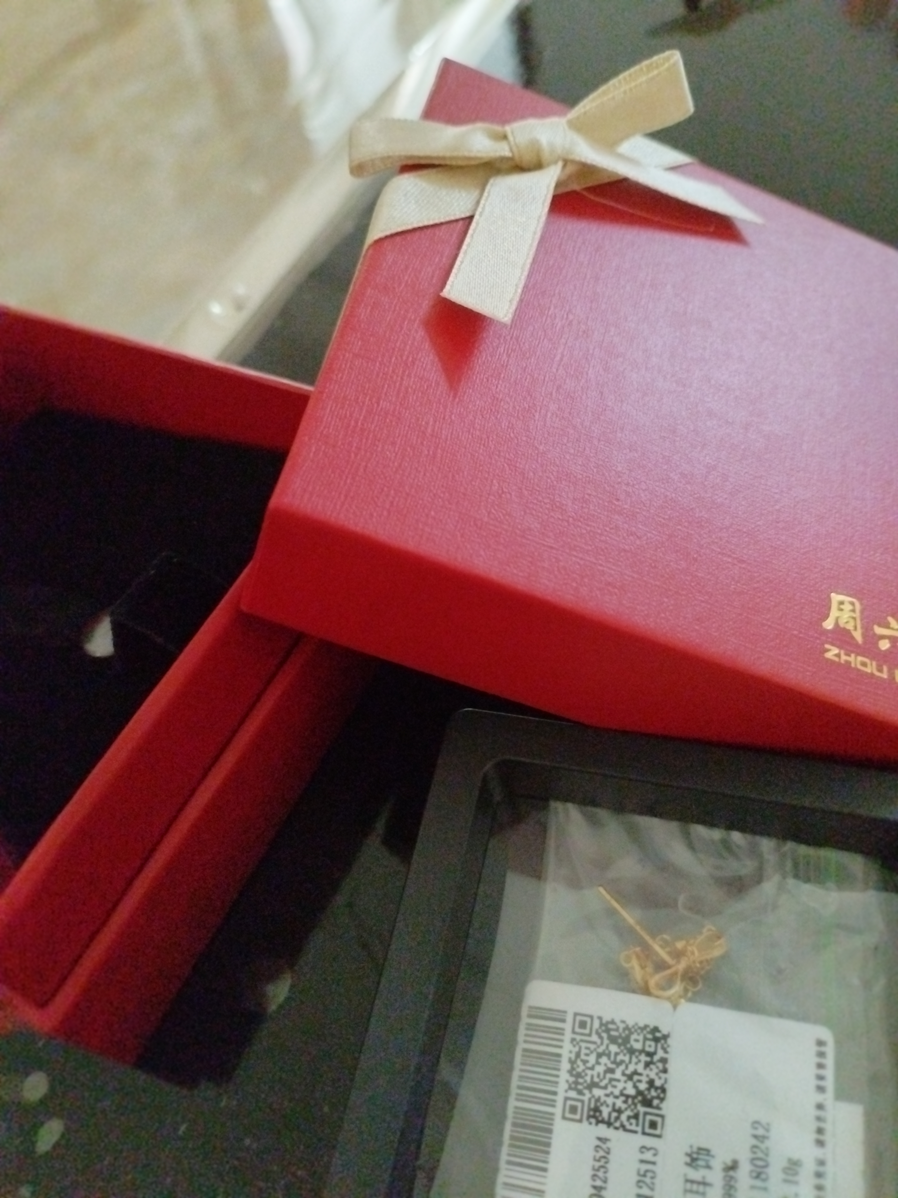 周六福轻婚嫁系列蝴蝶结黄金耳坠女足金耳饰计价A0912513 一对 约2.08g 实拍图