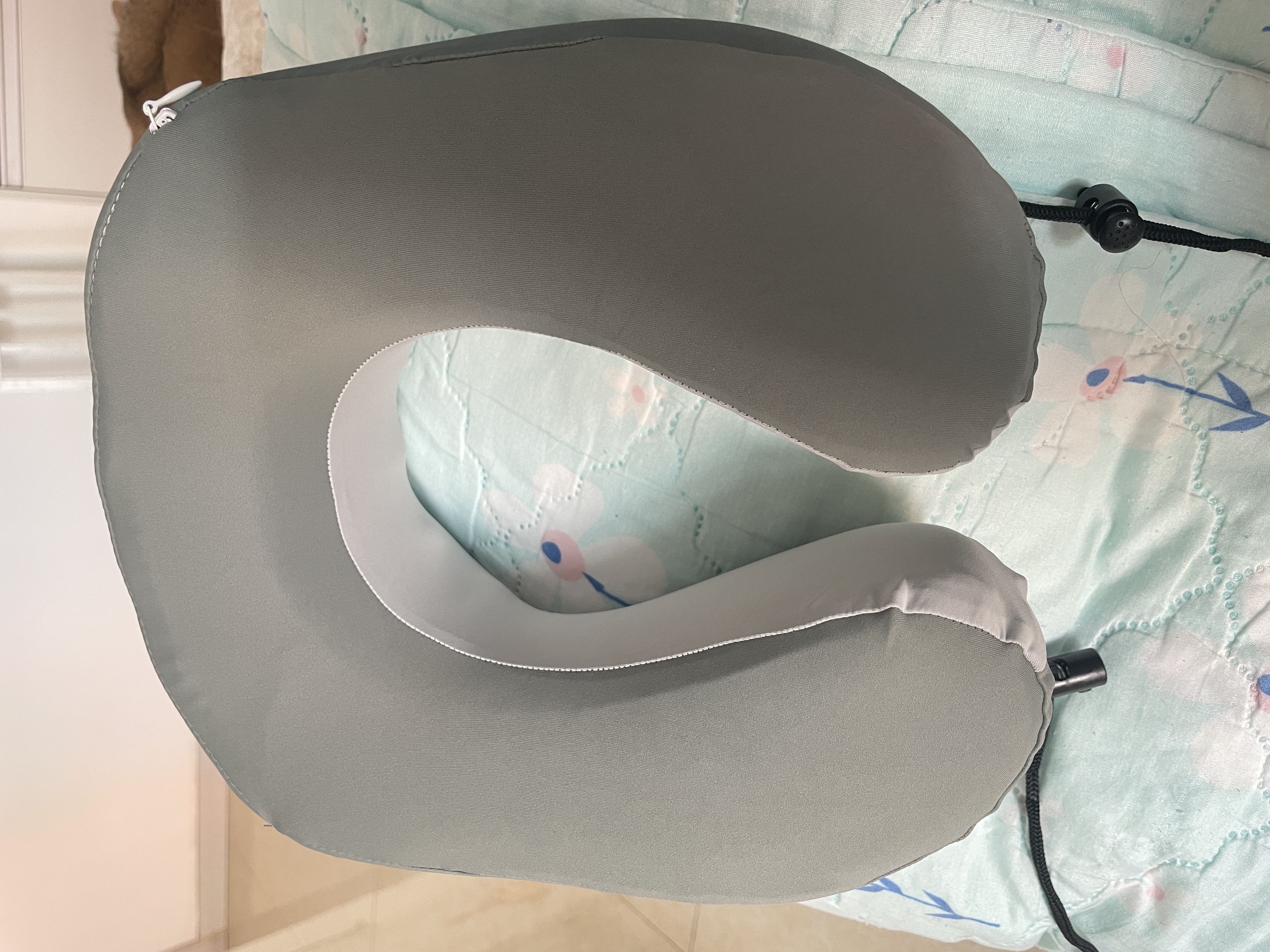 名创优品（MINISO）舒适护颈U型枕记忆棉旅行飞机护颈枕脖枕便携深灰色（附收纳袋） 实拍图