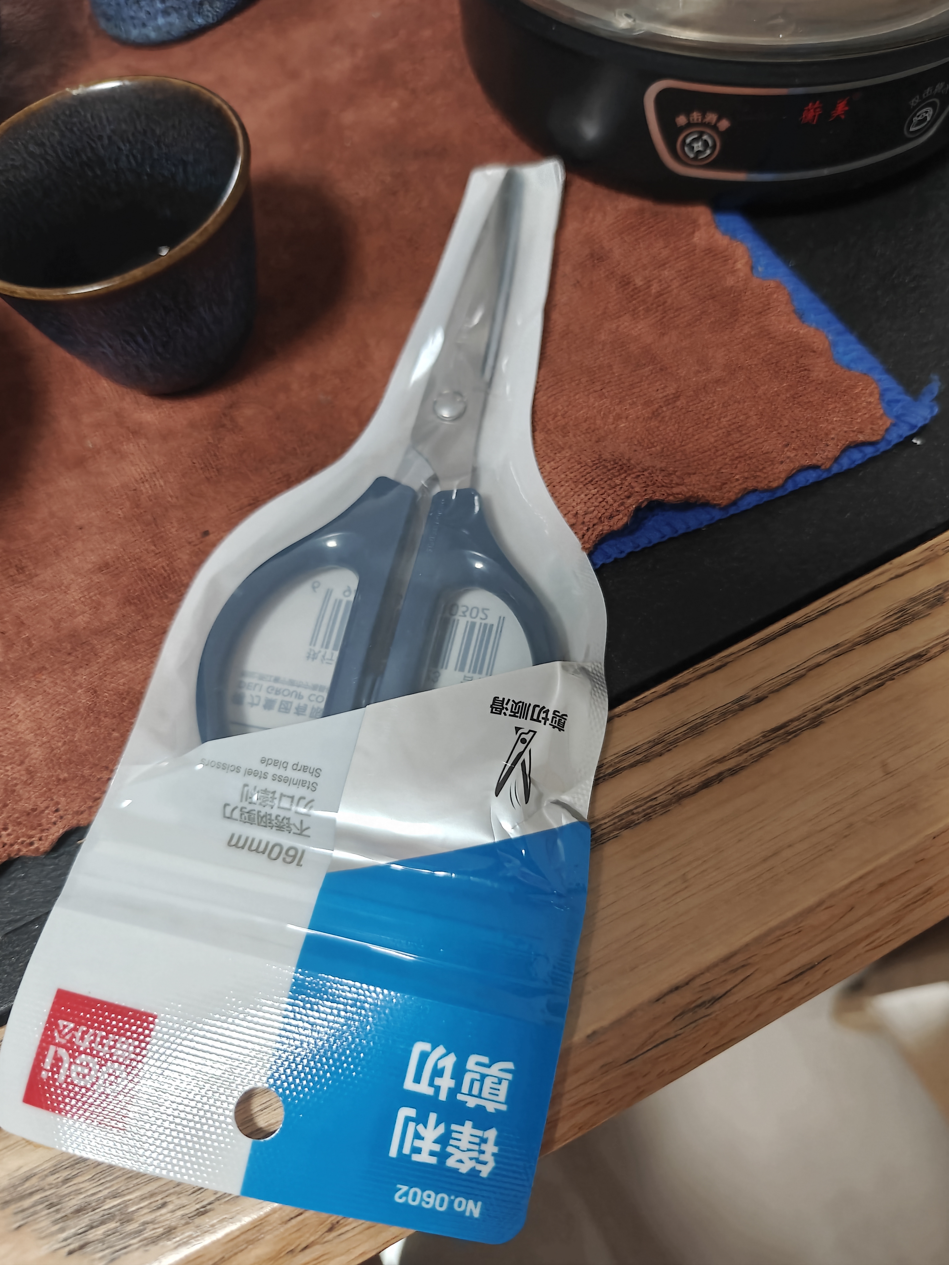 得力（deli）160mm办公生活家用剪刀 小剪子手工剪纸刀 办公用品 蓝色0602 实拍图