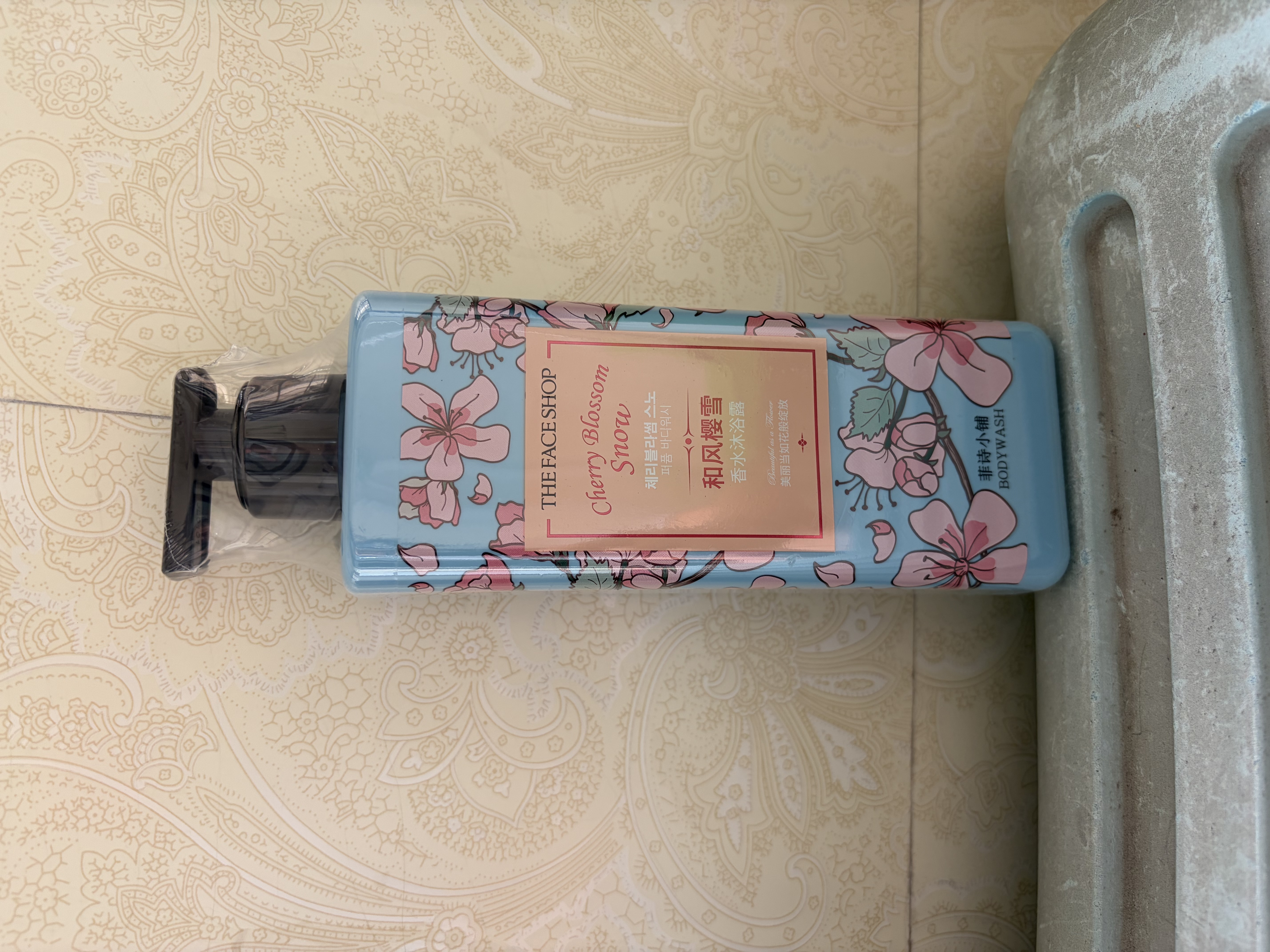 菲诗小铺（THE FACE SHOP）和风樱雪香水沐浴露500ml 实拍图
