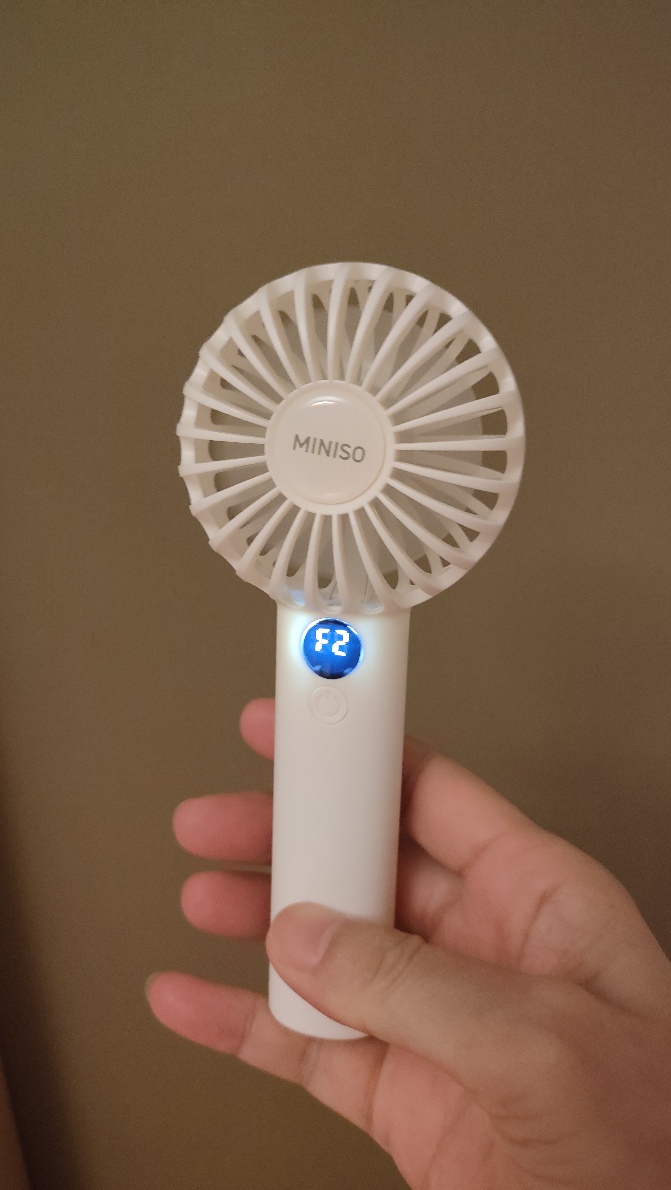 名创优品（MINISO）2026新款手持风扇小风扇小型数显静音随身携带底座充电风扇迷你宝宝吹辅食学生儿童降温神器礼物 实拍图
