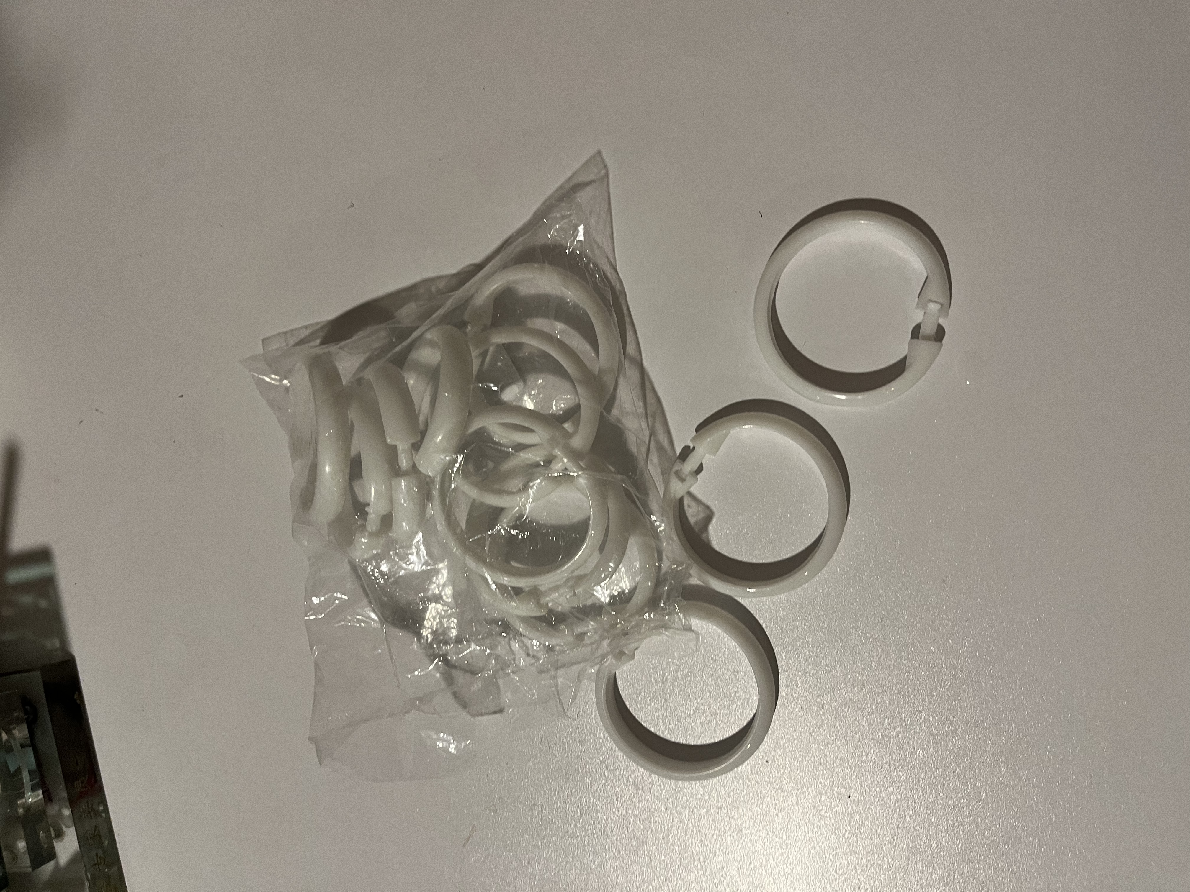 弘陆浴室挂钩C型浴帘圈窗帘环吊环床帘挂衣帽钩12个装宿舍用吊环扣浴帘挂环圈高承重环保材质活扣设计 实拍图
