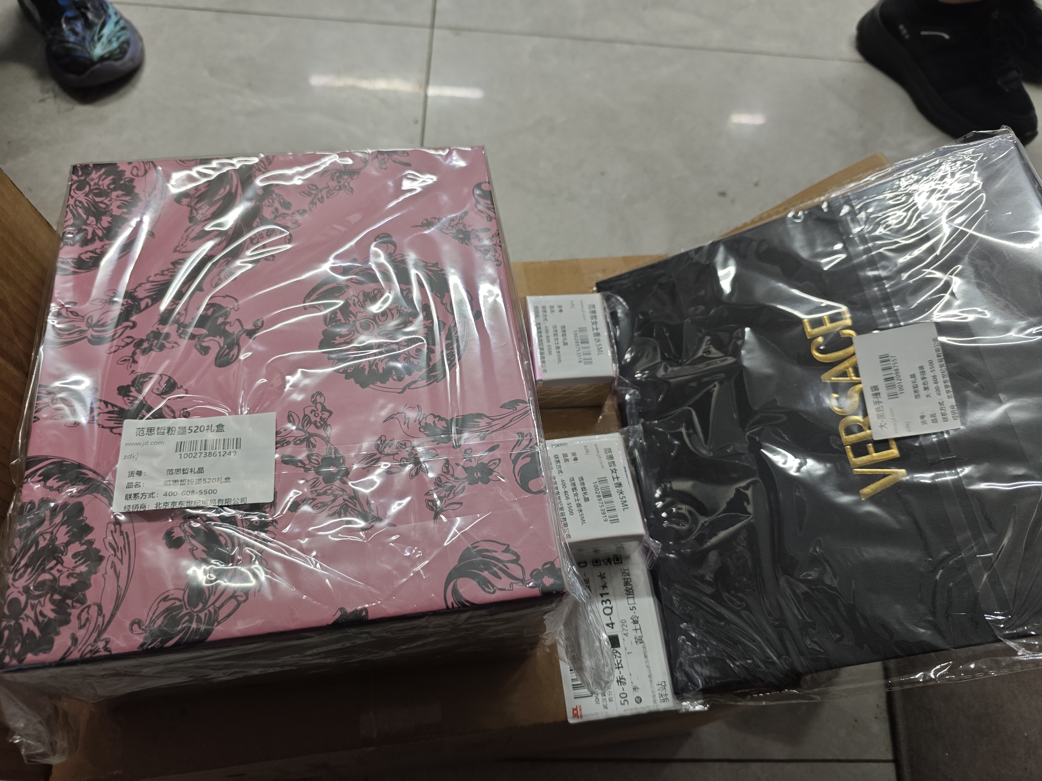 范思哲（VERSACE）瑞士手表女士小绿表石英表生日礼物送女友VEAA01320-27MM礼盒 实拍图