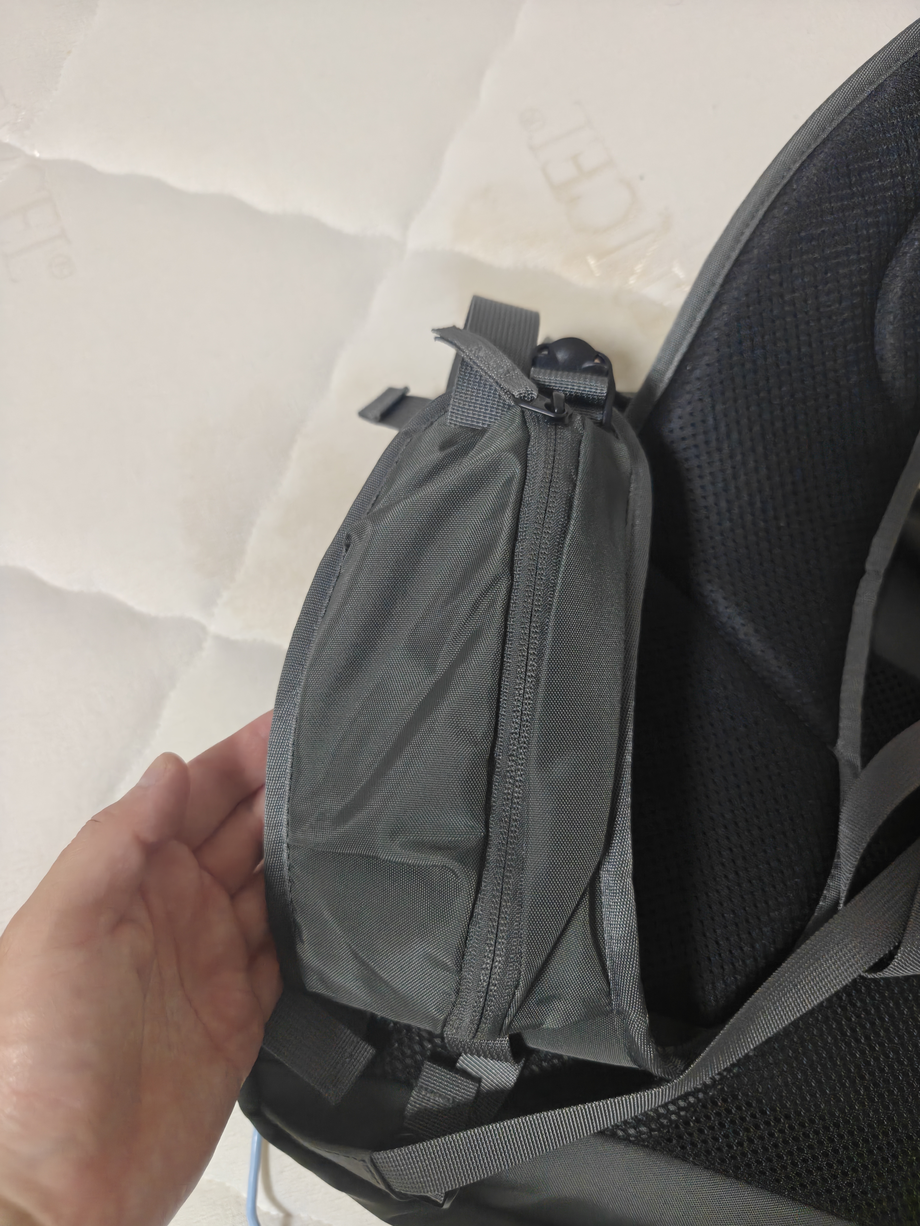 锐步（Reebok）玄鸟户外登山包男女40L大容量徒步旅行双肩包悬浮减负支架背包 实拍图