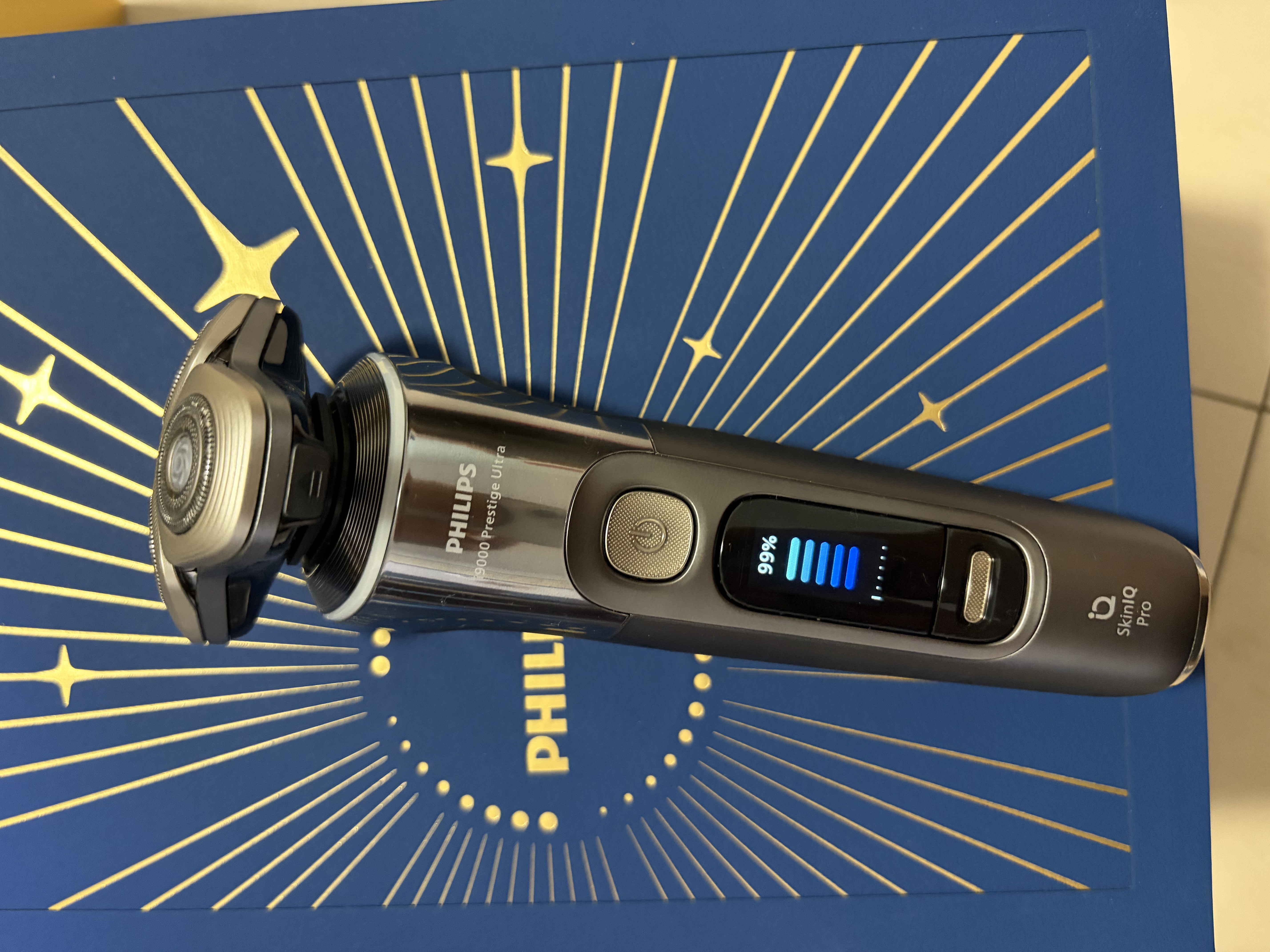 飞利浦（PHILIPS）【礼盒装】电动剃须刀男士刮胡刀 荷兰原装进口 旋护新9系Ultra XP9402 生日礼物送长辈父母领导 实拍图