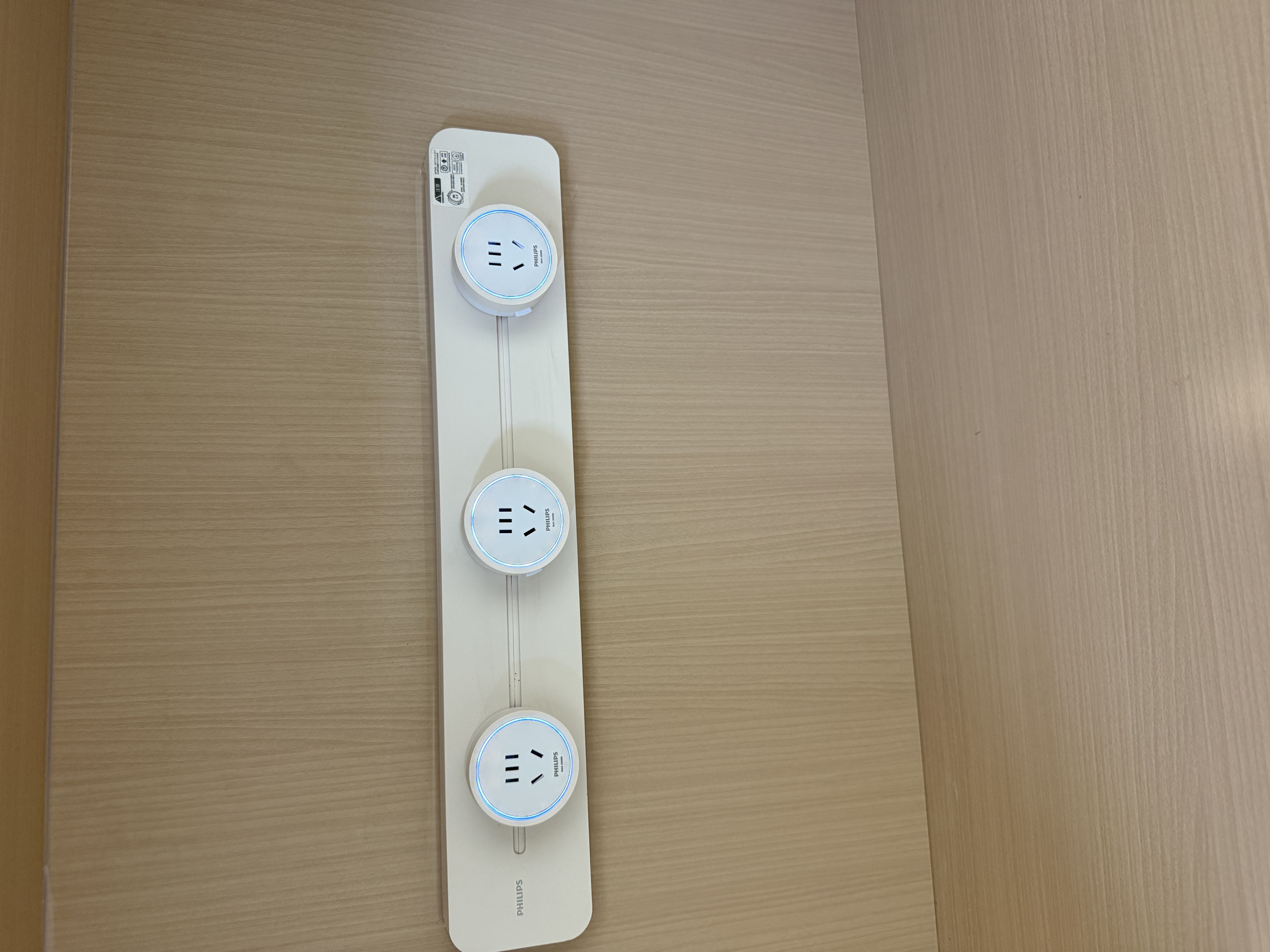 飞利浦（PHILIPS）圆弧轨道插座轻薄氛围灯排插墙壁挂式无线免开槽滑轨插板餐边柜导轨开关插座面板75cm+4个适配器白 实拍图