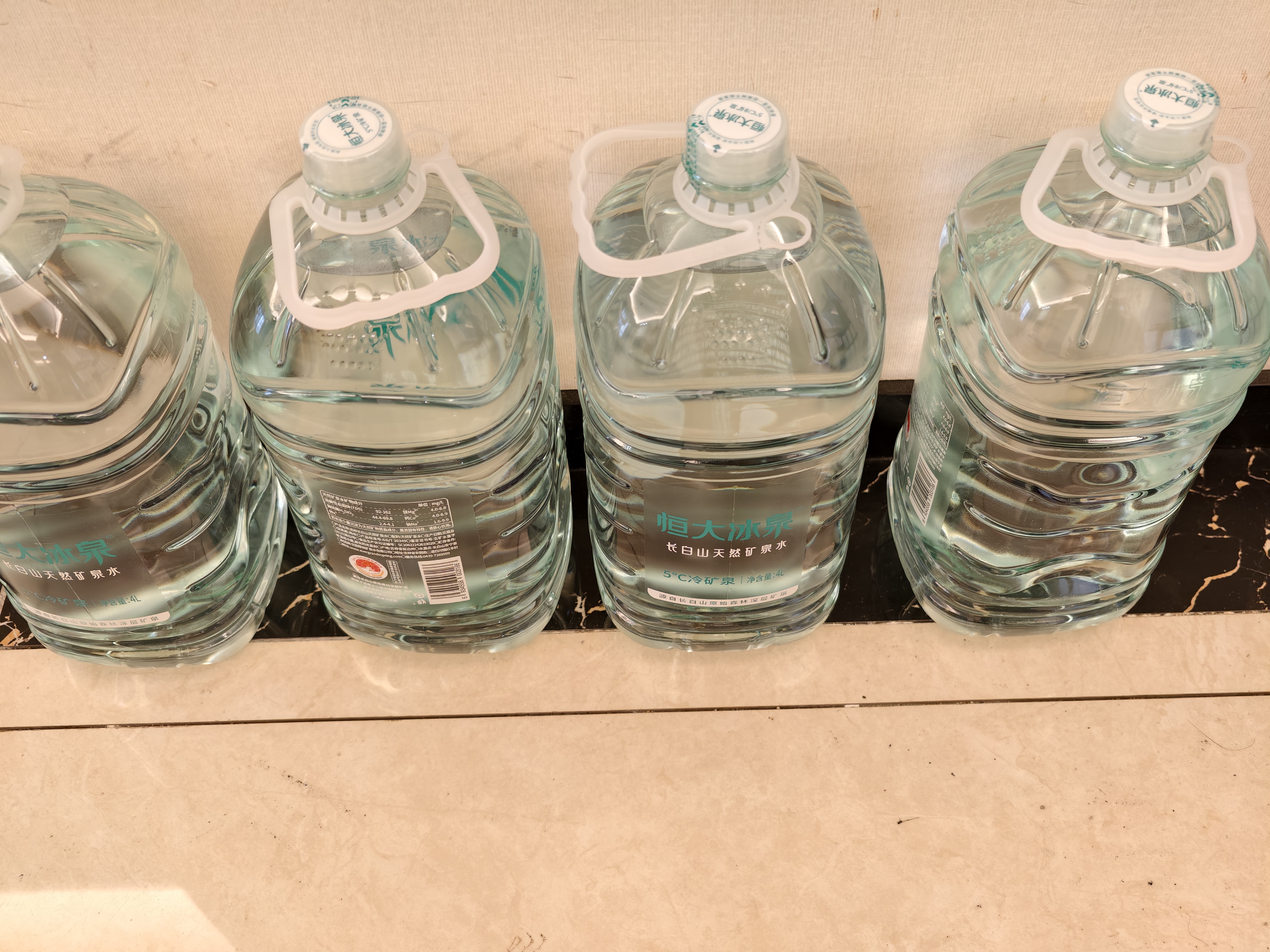 恒大冰泉 长白山饮用天然低钠矿泉水4L*4桶泡茶露营整箱装桶装水热门商品 实拍图