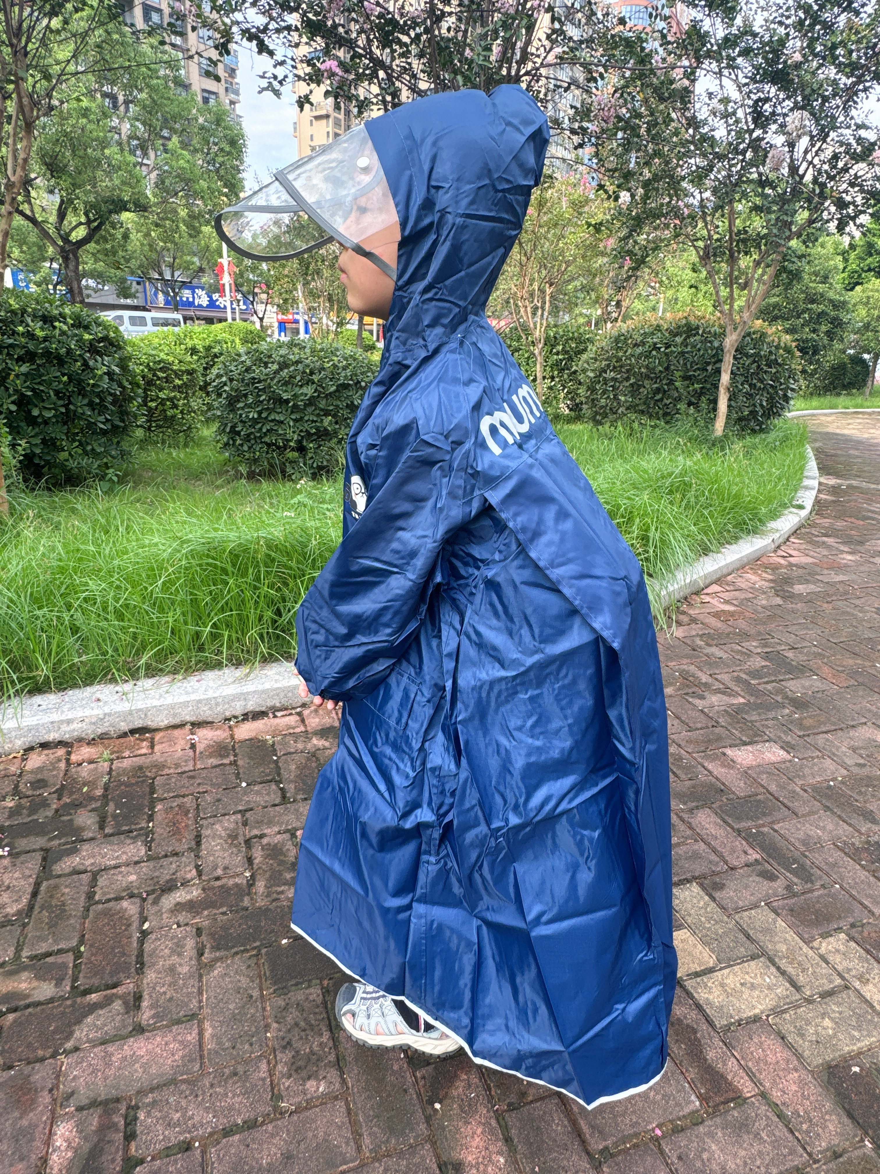 牧萌儿童雨衣男童女童隐藏书包位学生上学防雨必备时尚简约款雨披 实拍图