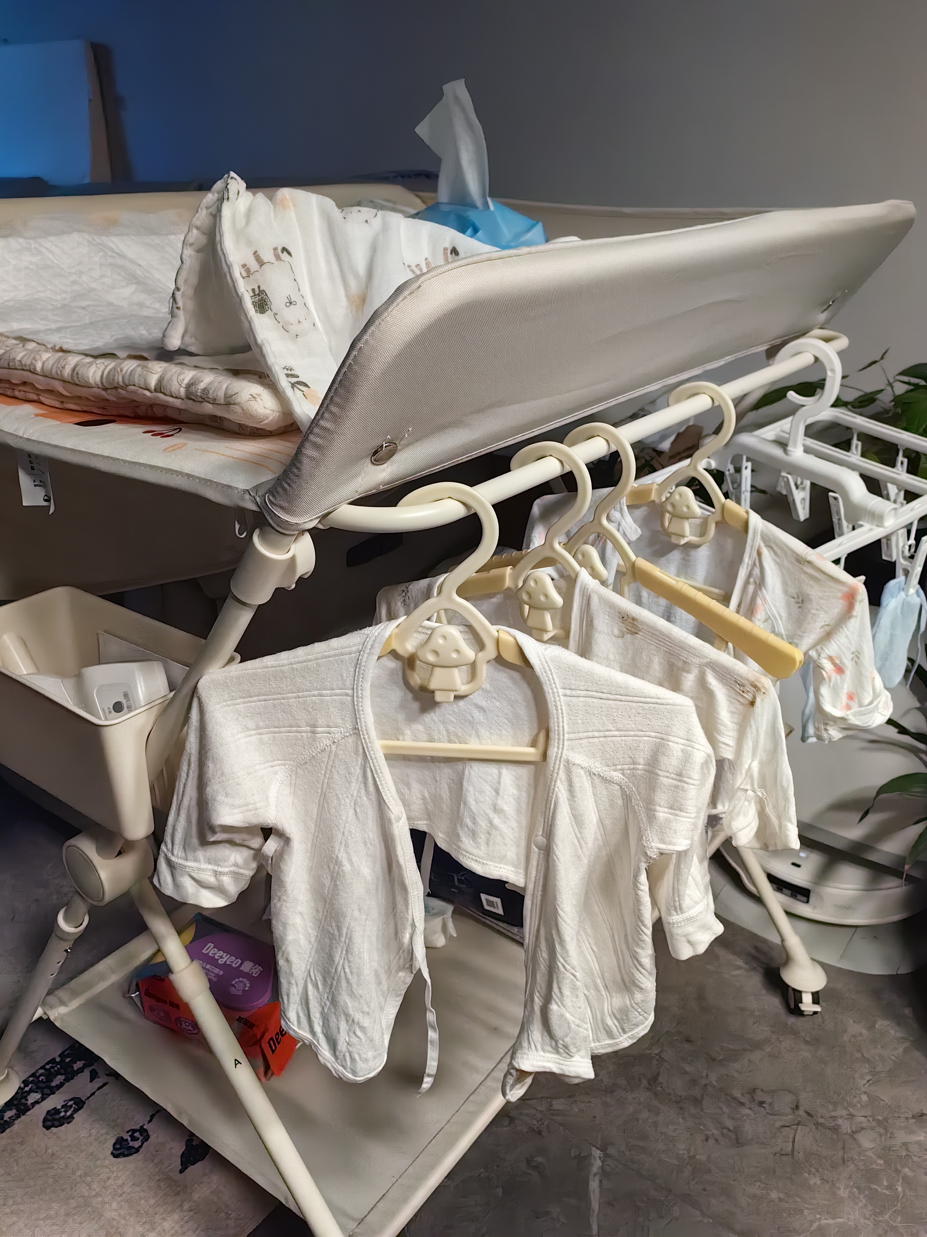 慕卡索尿布台婴儿护理台宝宝多功能床新生儿换尿布操作台可调高静音推行 奶酪白/升降款(配轮子+小水盆) 实拍图