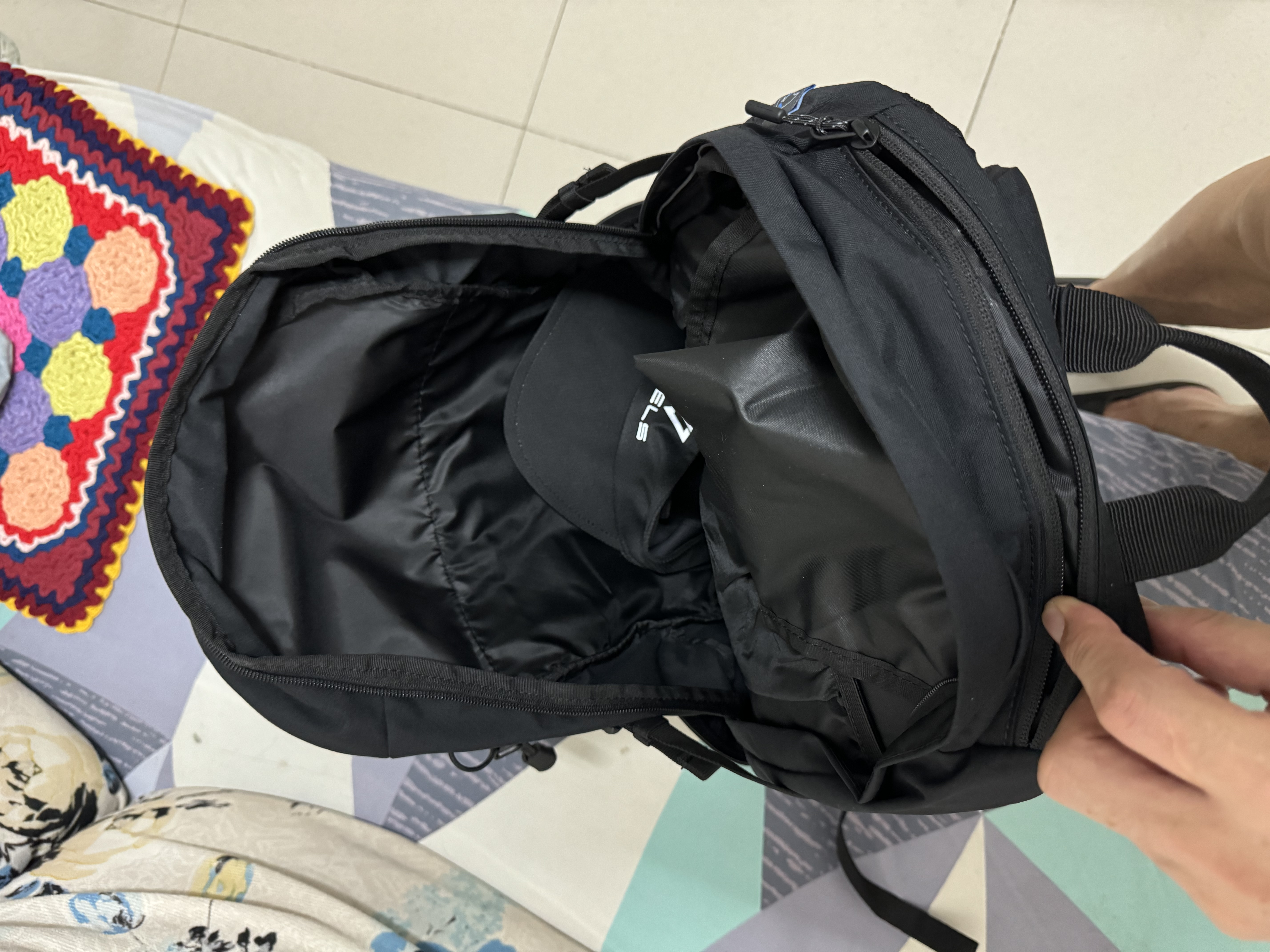探路者（TOREAD）云野登山背包户外徒步旅行双肩包30L轻便男女日常通勤书包 黑色 实拍图