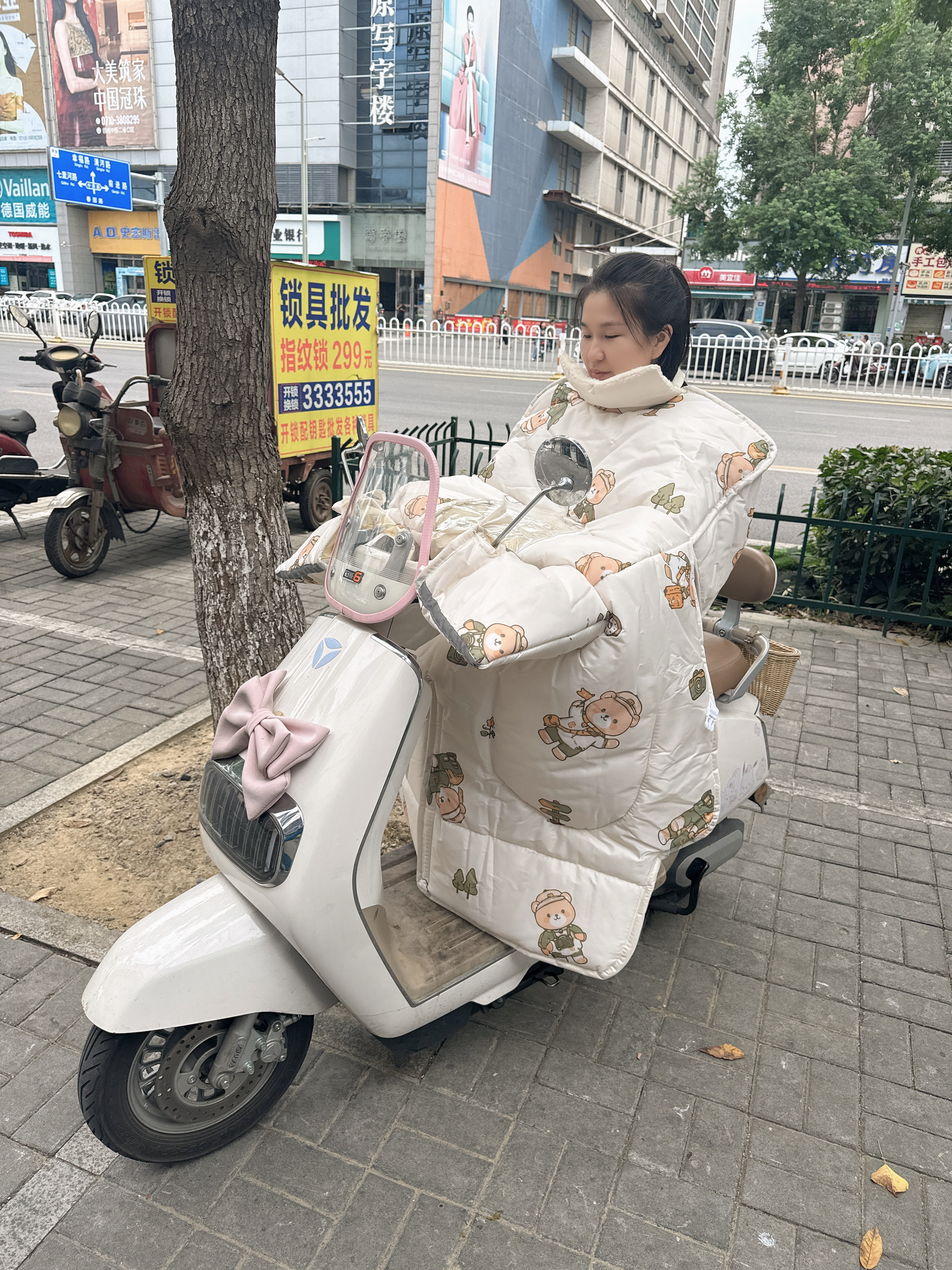 FGHGF儿童亲子款电动车挡风被2026新款冬季加绒加厚电瓶摩托车防风四季通用 玩趣小熊【前后双膜宝宝舱+护肩护脖】 实拍图