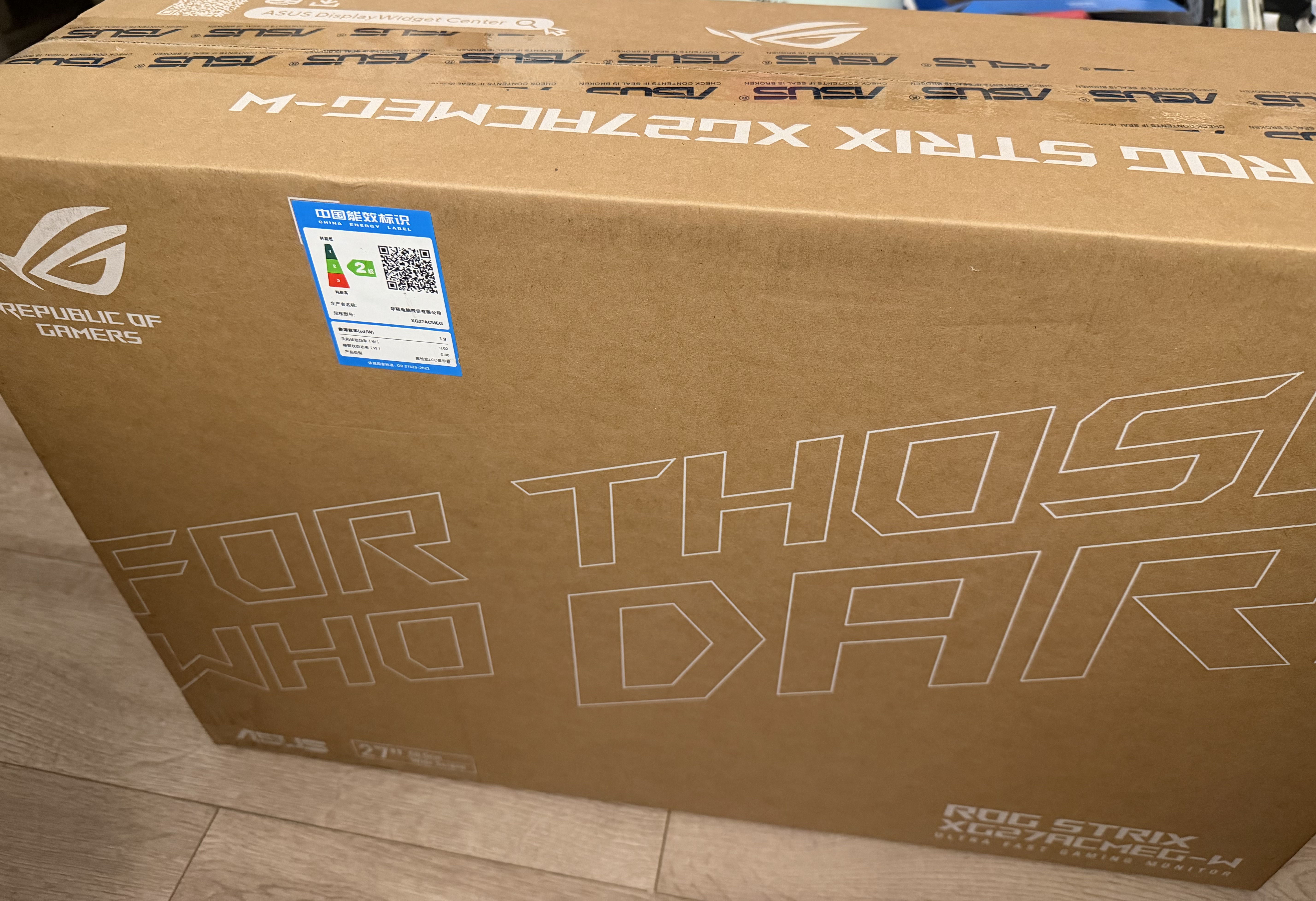 华硕ROG XG27ACMEG-W 27英寸显示器2K电竞显示器2K 240Hz超频260Hz HDR400 G-Sync 0.3ms响应 HDMI 2.1 实拍图