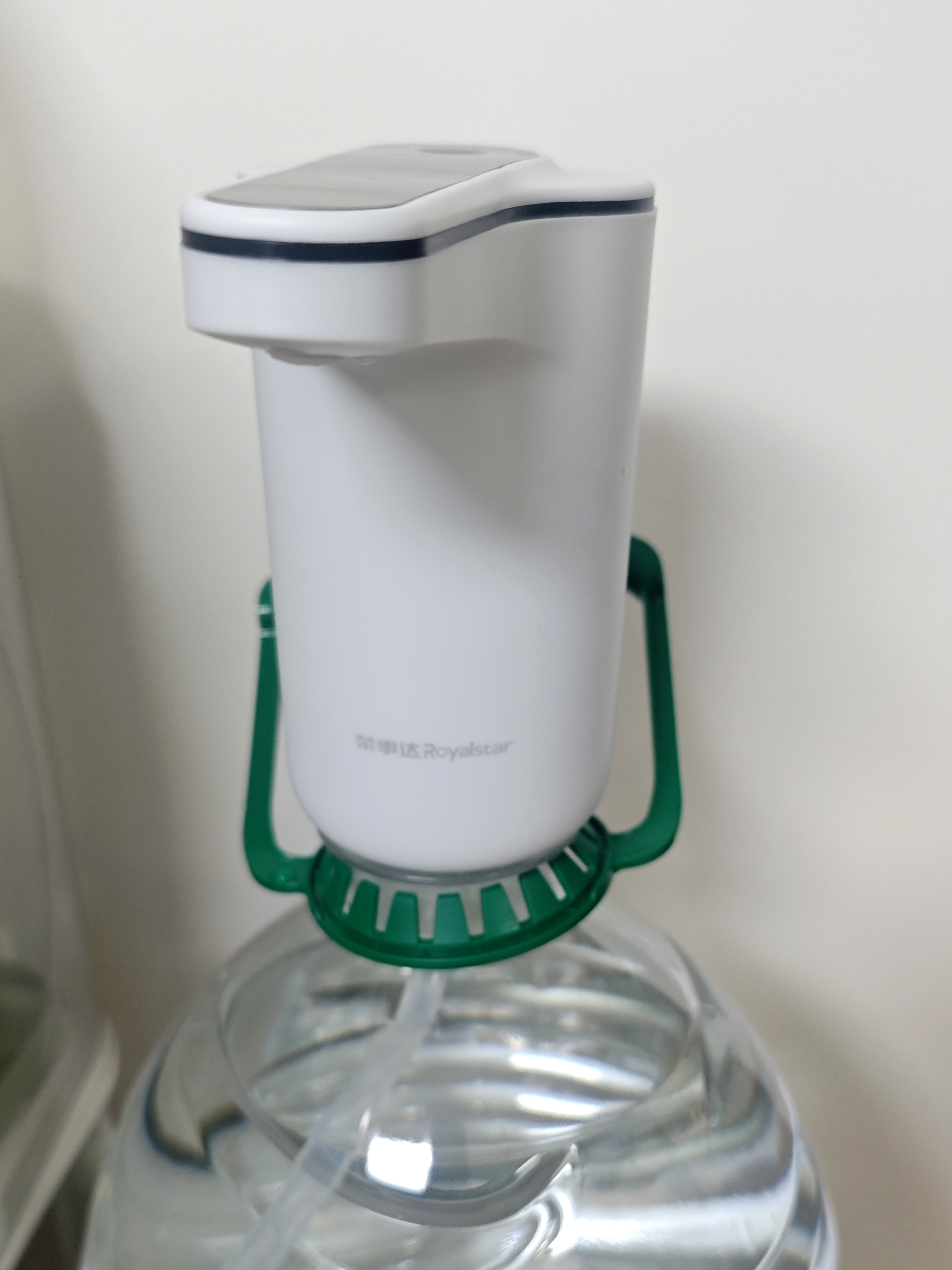 荣事达（Royalstar）桶装水抽水器饮水机压水器纯净水桶取水器自动上水器电动抽水泵 白【双泵双孔强出水】 实拍图