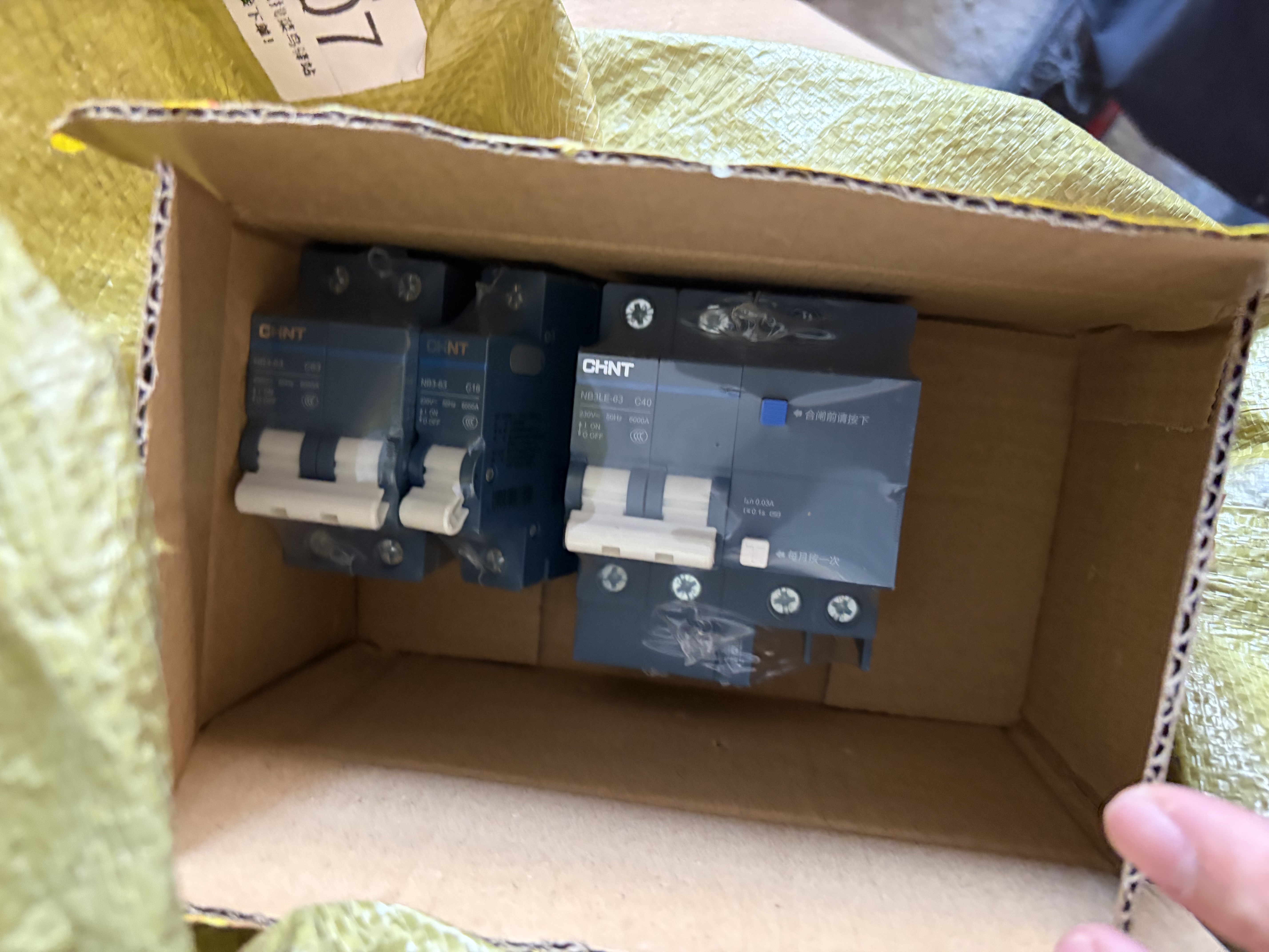 正泰（CHNT）断路器 空气开关带漏电保护开关 家用总闸空调2P 40A NB3LE-63 实拍图