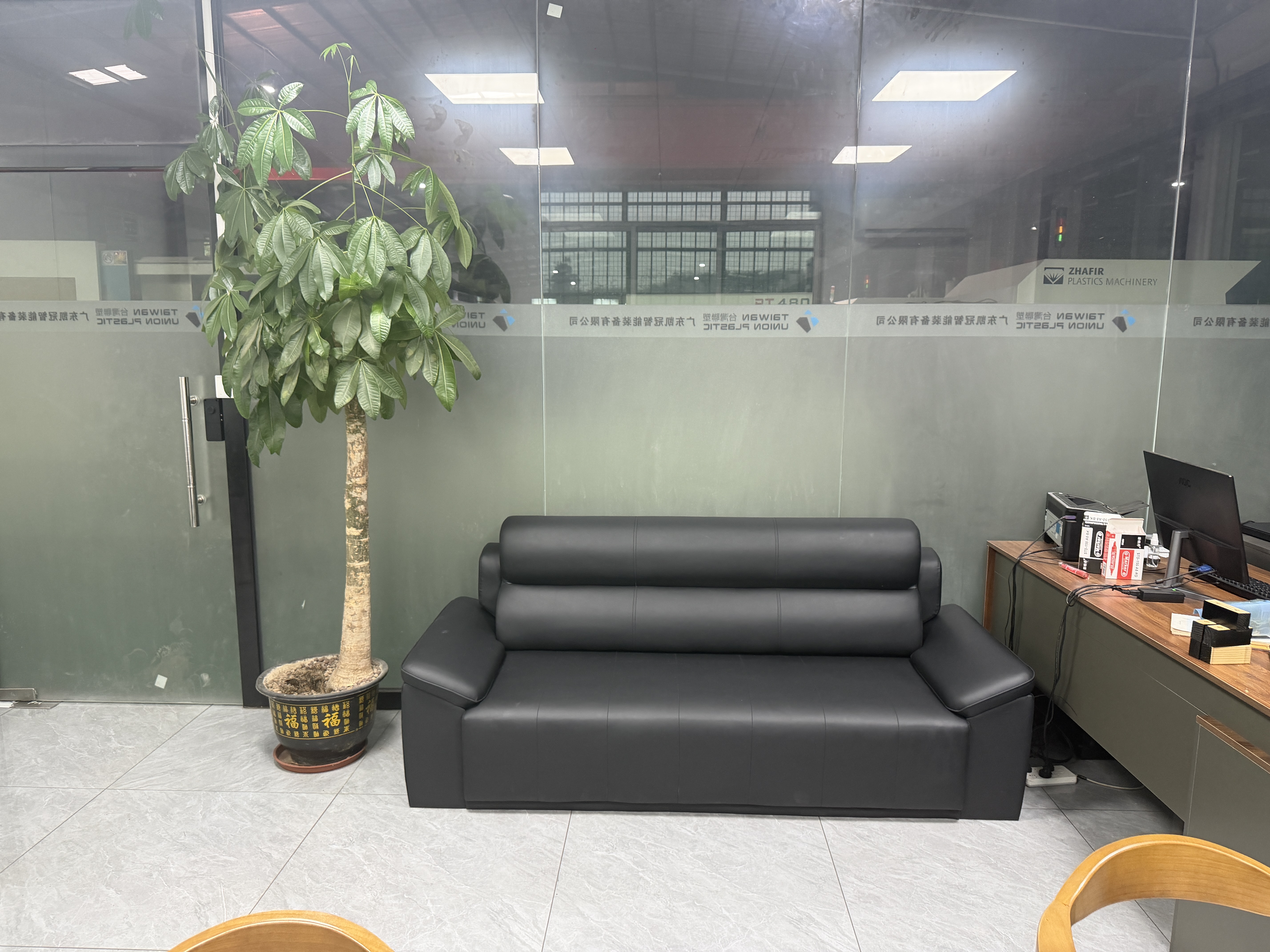 伯爵卡伦办公室沙发茶几简约现代三人位真皮沙发商务接待大黑牛会客洽谈 三人位【猫抓皮】 实拍图