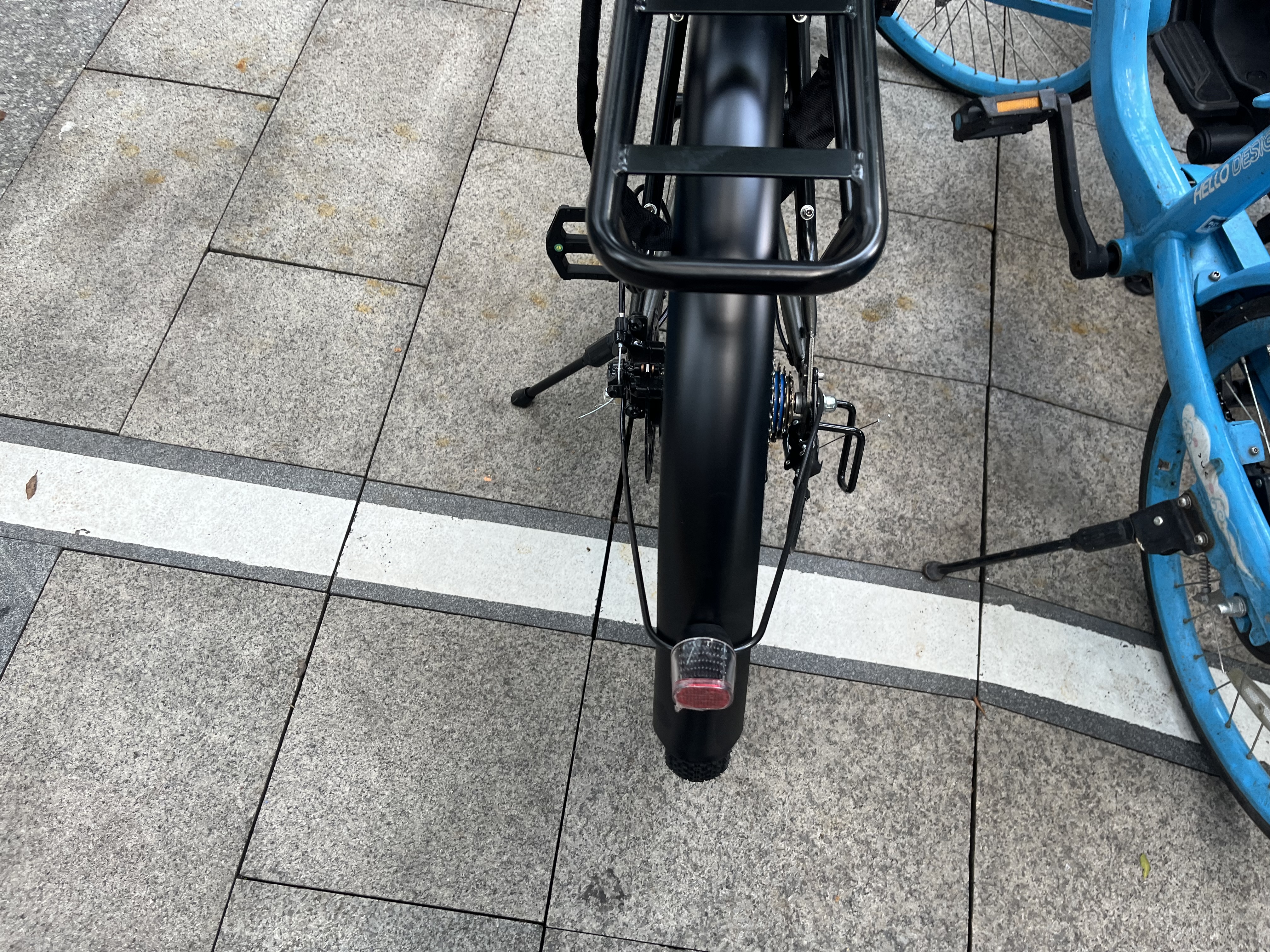 凤凰电助力自行车北斗定位可拆卸锂电池超长续航通勤代步电动山地车 A9闪电灰【速度传感+不可拆电池】26寸 10AH助力续航约50-60KM 实拍图