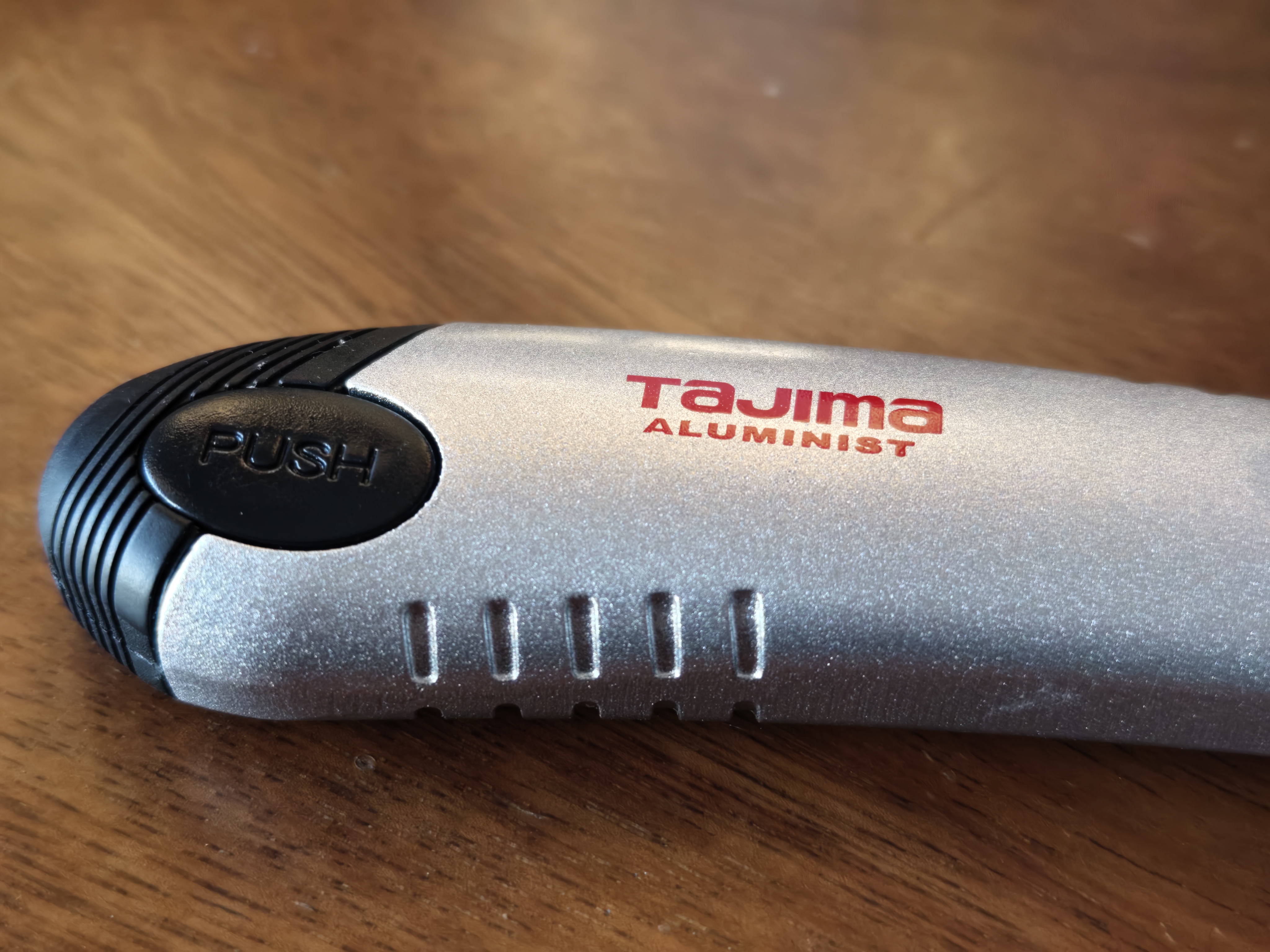 田岛（TAJIMA）18mm铝合金中号自锁美工壁纸墙纸裁纸刀进口钢 AC500B 1101-0343 实拍图