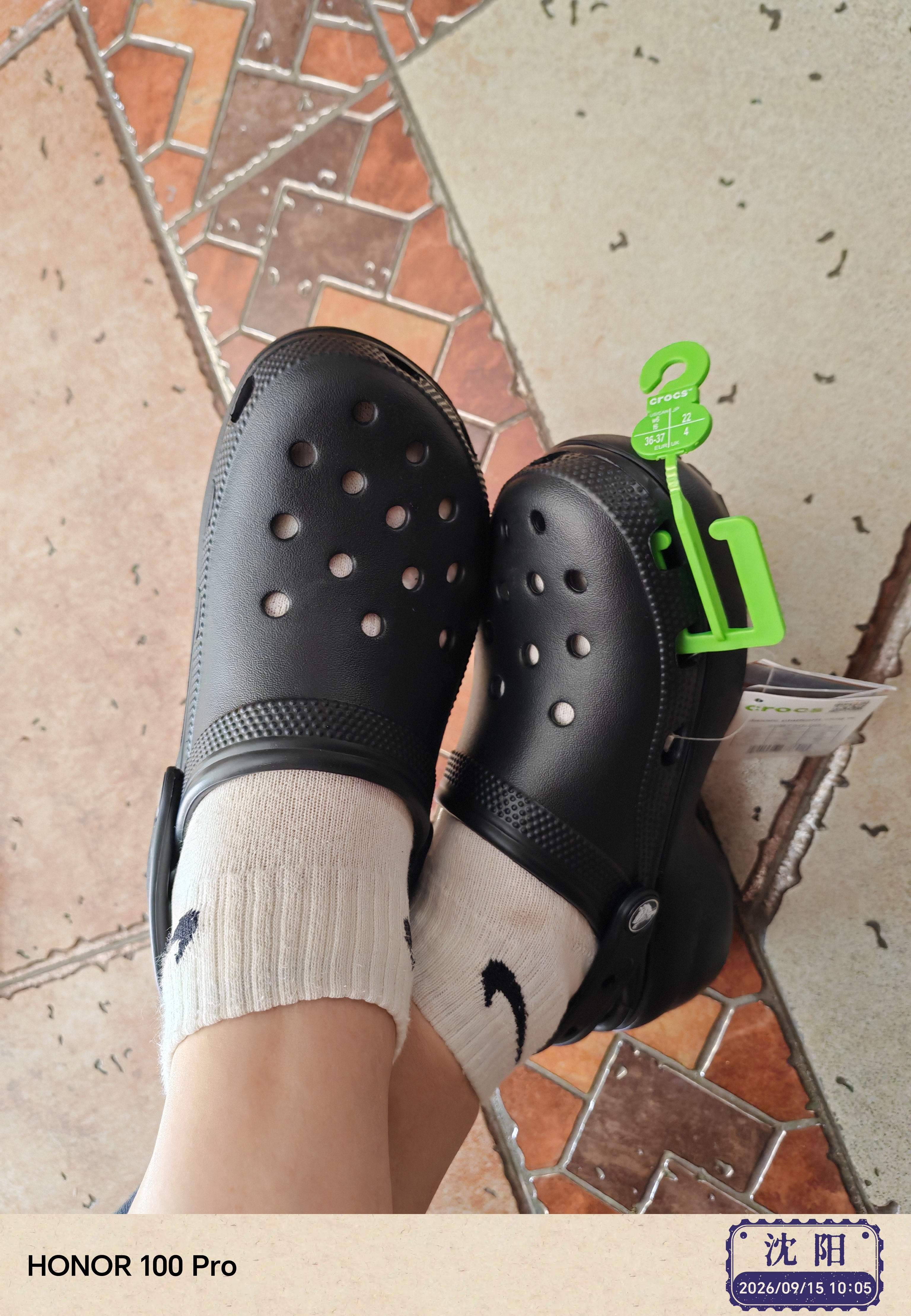 卡骆驰（crocs）经典云朵Clog女沙滩洞洞鞋凉拖鞋206750 黑色  36  实拍图