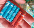 【京东快递包邮】彩虹碳性电池5号电池钟表玩具电视空调遥控器电池7号遥控器鼠标小风扇 彩虹蓝7号-【六个装】 实拍图