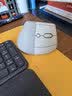 罗技（Logitech）Lift人体工学鼠标 垂直鼠标 小手鼠标 无线蓝牙鼠标 3台设备秒切换 带Logi Bolt接收器 沙色 实拍图