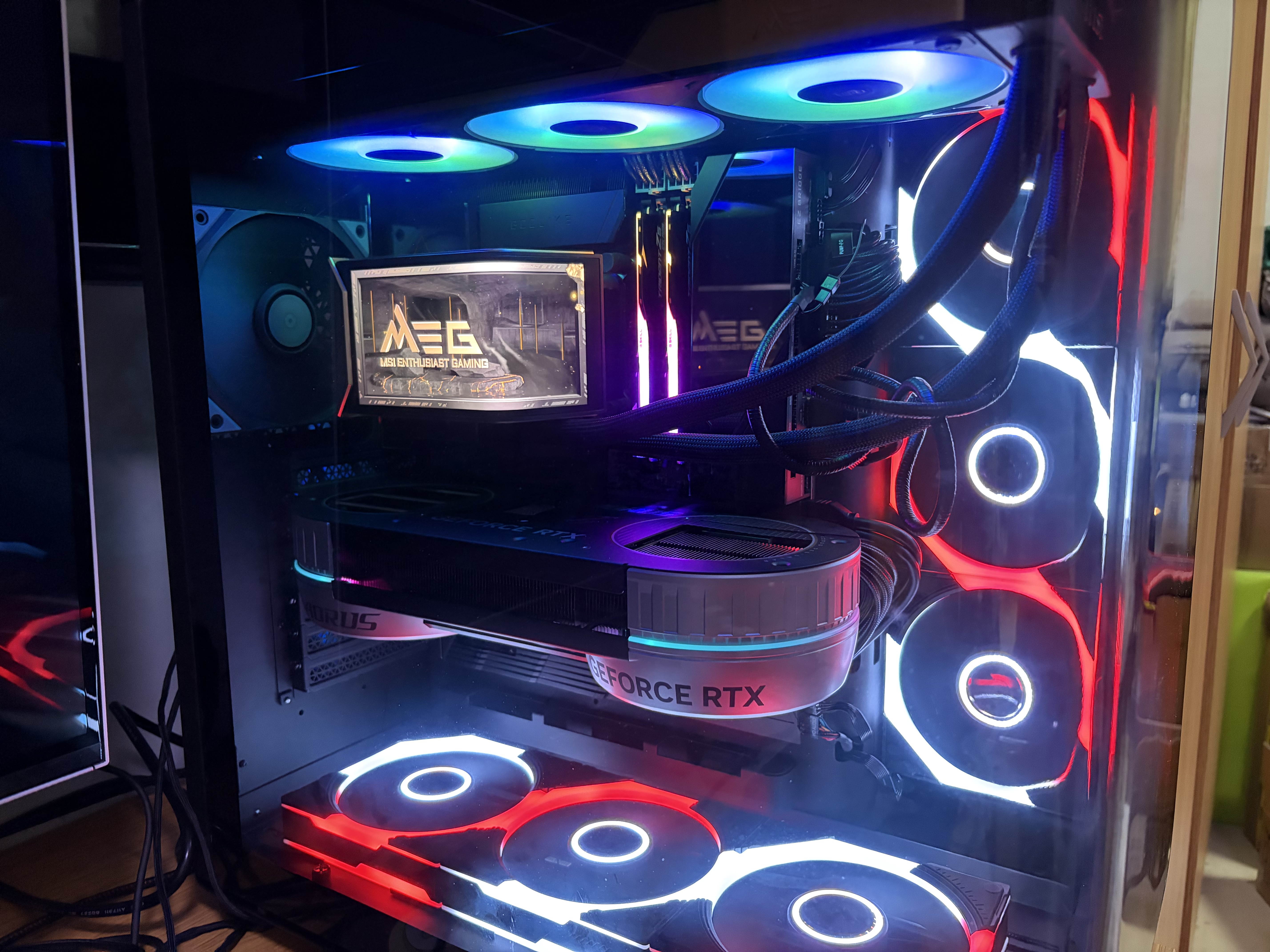 微星（MSI）超神MEG CORELIQUID E15 360一体式CPU水冷散热器6.67英寸AMOLED曲面屏幕/独立MCU/支持9800X3D 实拍图