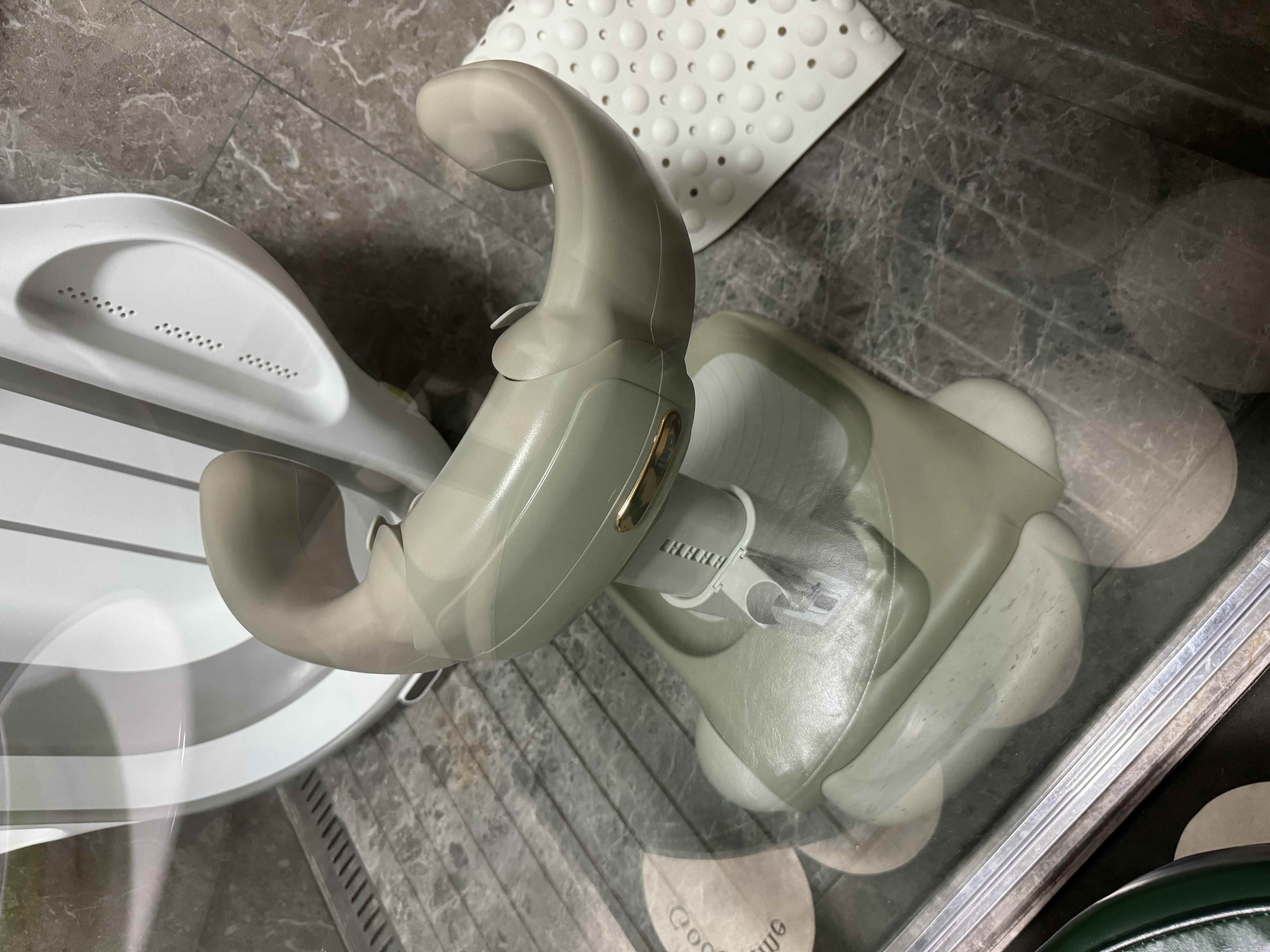 iuu宝宝站立洗澡神器婴儿 小孩洗屁屁辅助器儿童防滑洗澡架洗澡盆 【防夹肉/高宽度可调】升级加大防滑Pro款-奶油棕 材质：高端ABS原料，安全无异味 实拍图