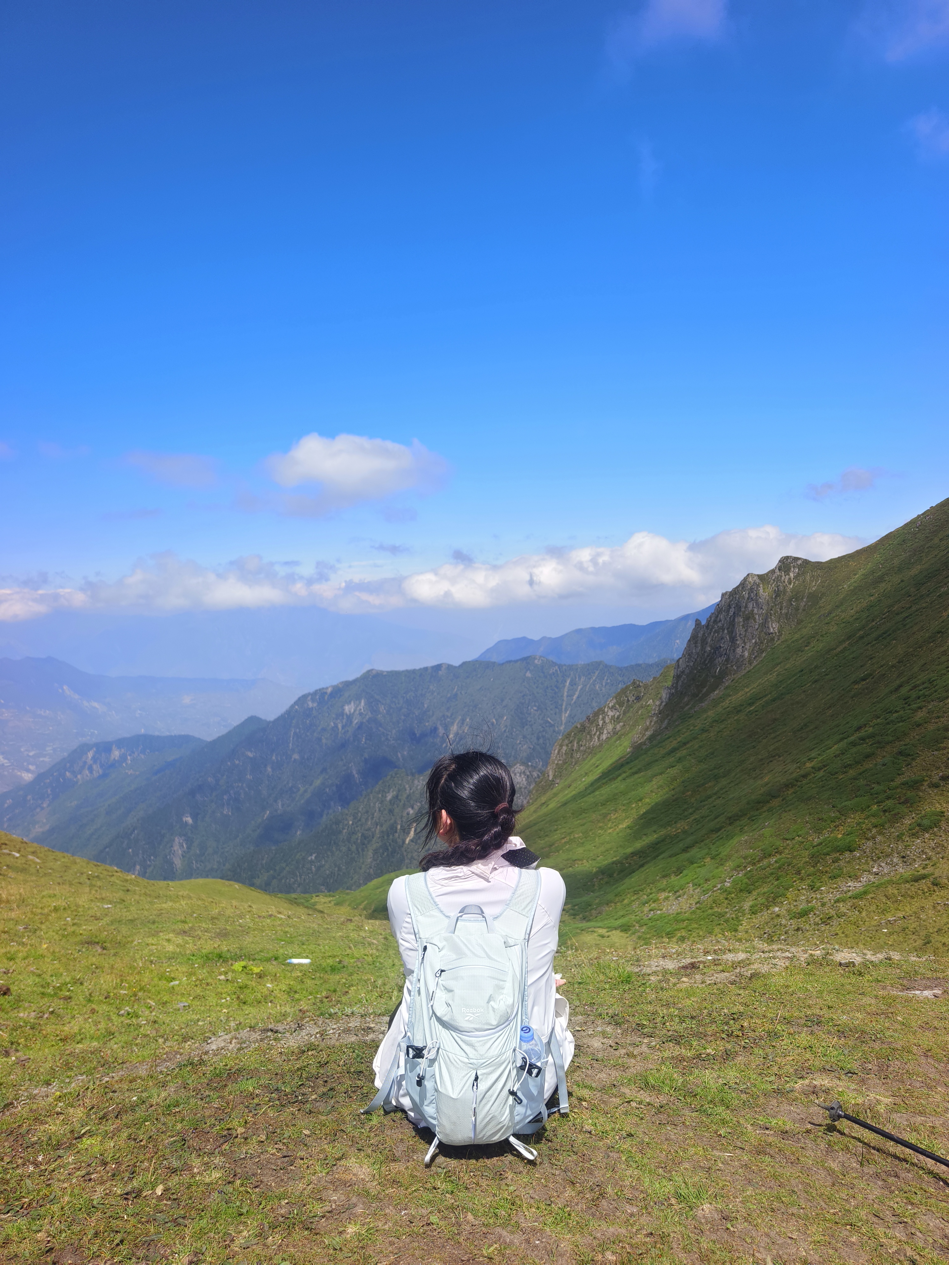 锐步轻量化徒步登山背包运动户外轻便双肩包男爬山小包女 冰蓝色-大号 实拍图