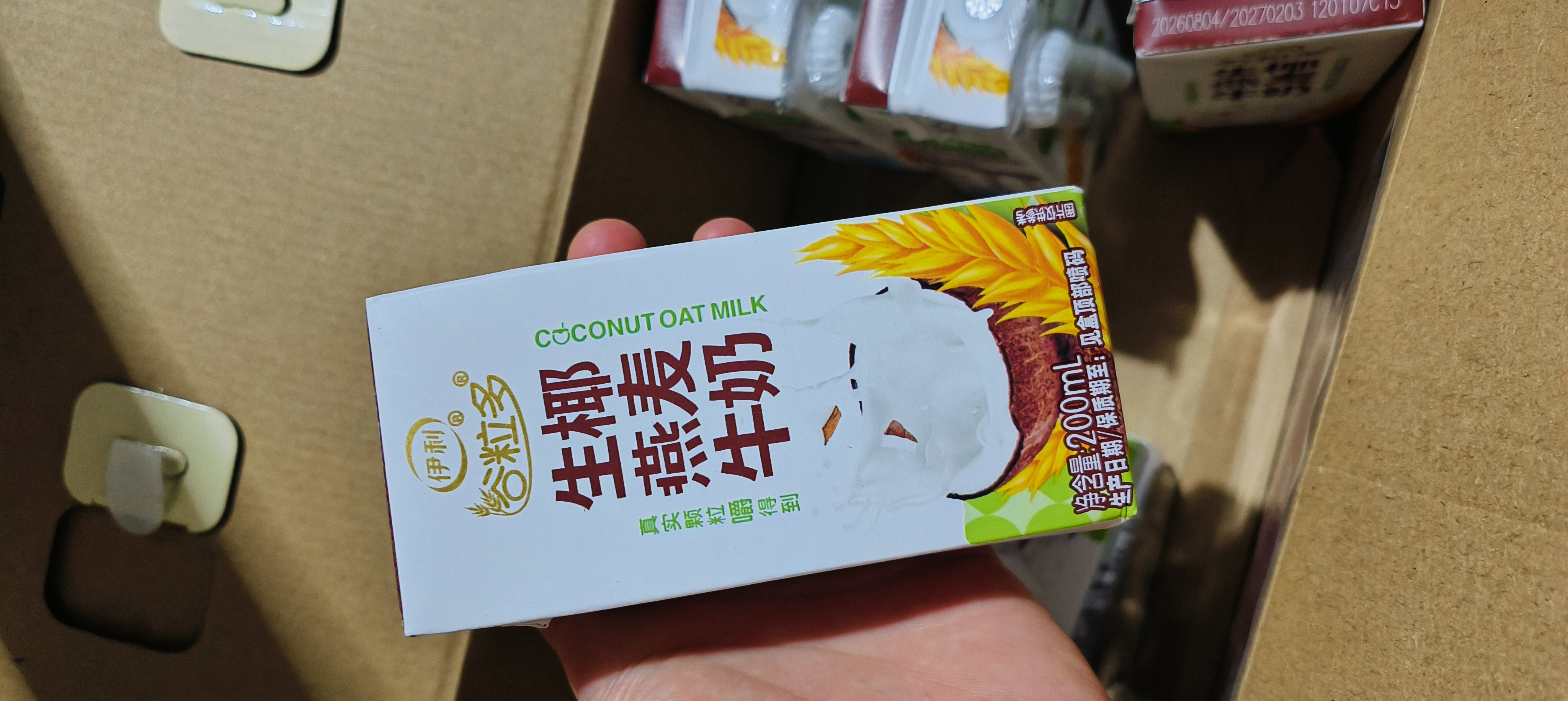 伊利【新鲜日期】谷粒多生椰燕麦牛奶200ml*12盒 中秋礼盒装 实拍图