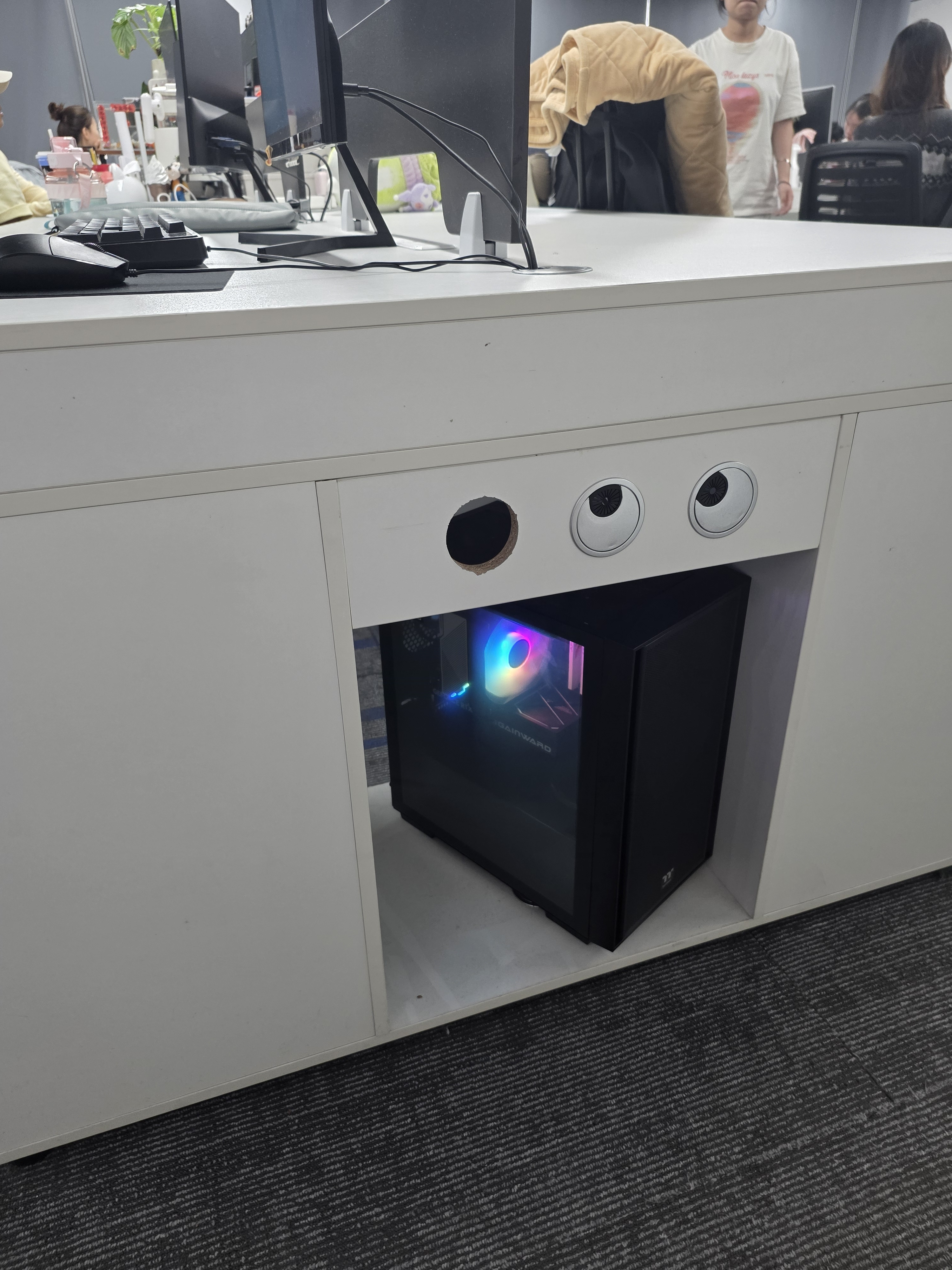 Thermaltake（Tt）启航者F4 黑色 Mini小机箱水冷电脑主机（支持MATX主板/钢化玻璃侧透/铁网面板/支持背线） 实拍图