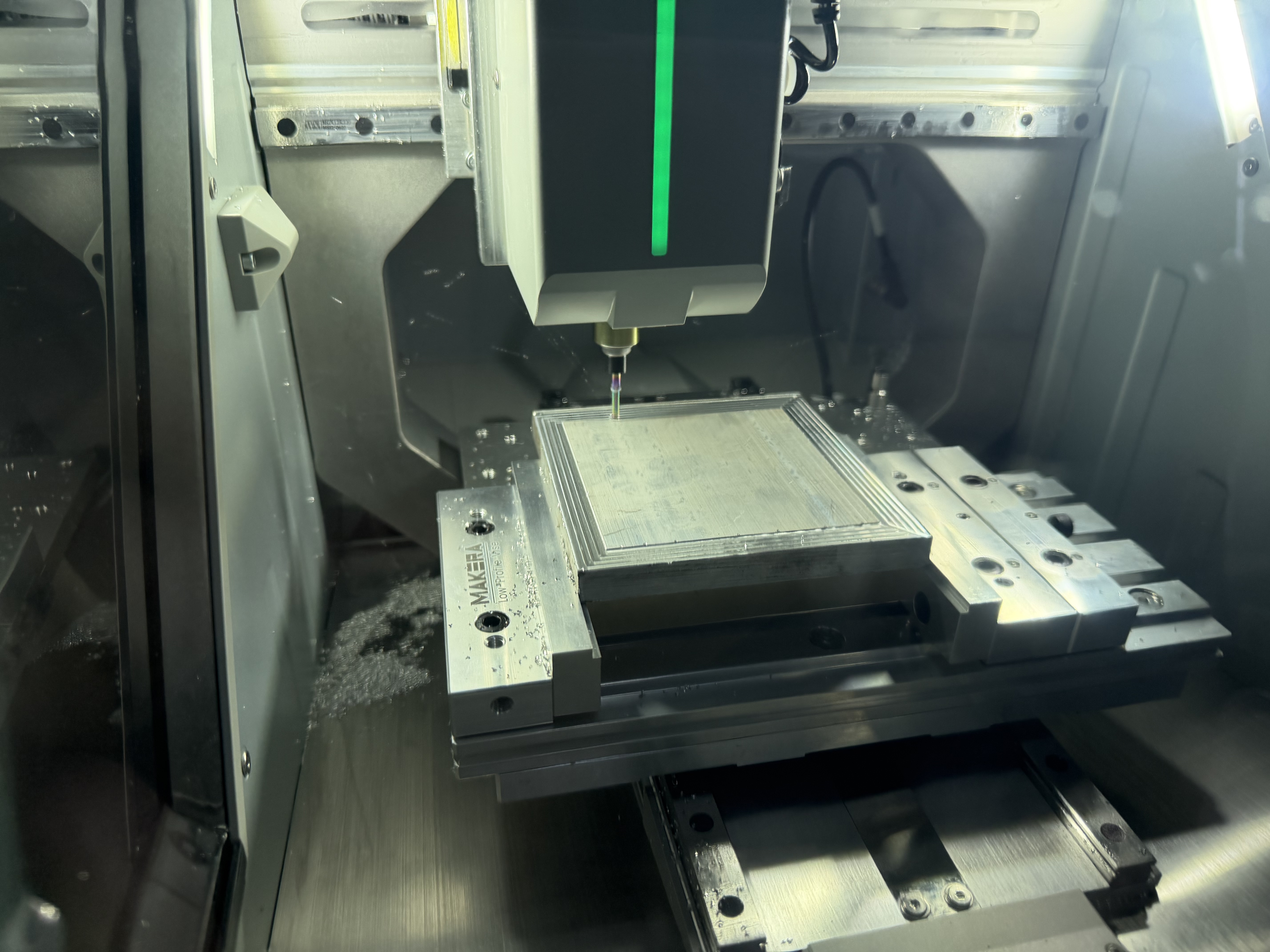 造物时代Makera Z1桌面CNC高精度数控机床家用AI智能雕刻机快速换刀四轴小型加工中心创客DIY工具 Makera Z1Pro 全能套餐（单机+集尘Lite+4轴+3D探针+台钳+激光） 实拍图