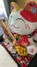 吉猫堂招财猫摆件开业大号店铺前台自动摇手客厅乔迁新居礼品电动发财猫 【八方来财】28*20*24店长推荐 【礼盒+坐垫+围脖】电池插电两用 实拍图