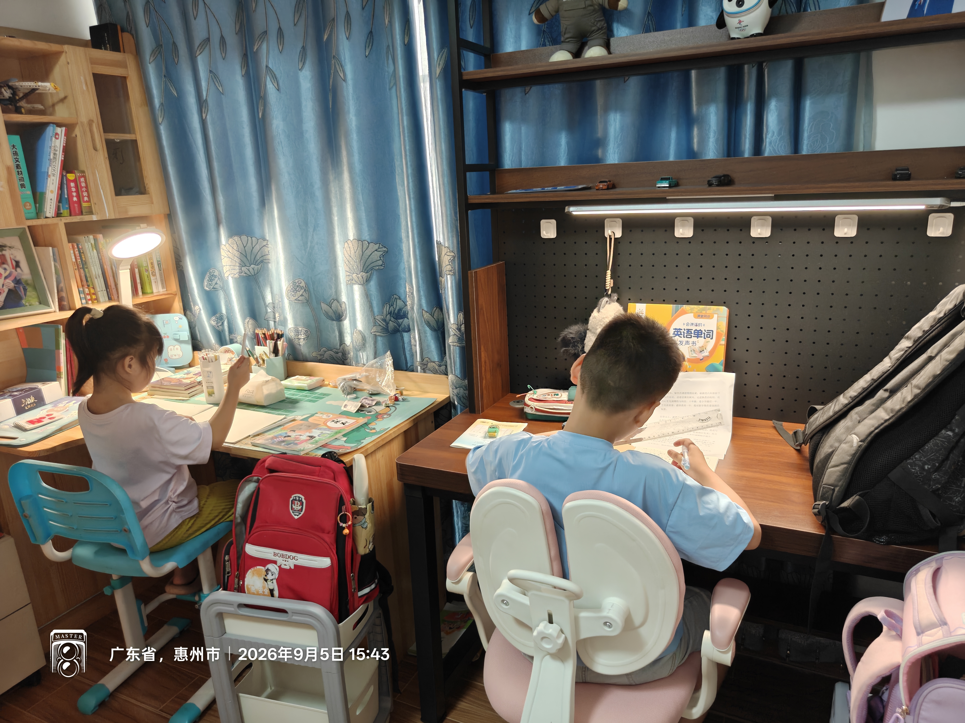 宏诚兴居洞洞板台式电脑桌家用书桌书架一体组合小户型学生学习桌子写字桌 【加厚5cm实木】黑架+深胡桃3层 120*60cm【洞洞板+桌下置物】 实拍图
