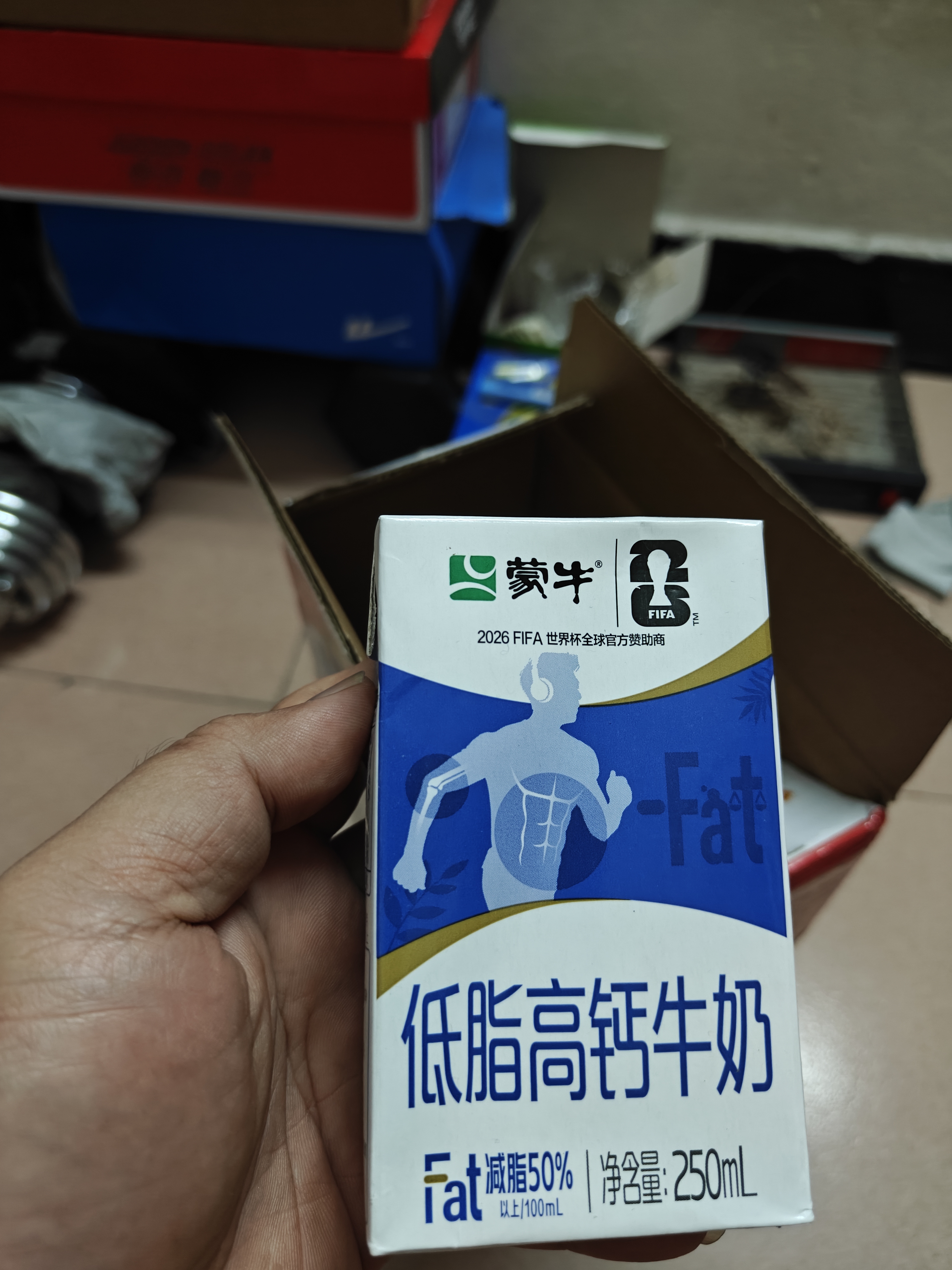 蒙牛低脂高钙牛奶250ml*24盒 早餐健身伴侣 送礼优选送礼礼盒 实拍图