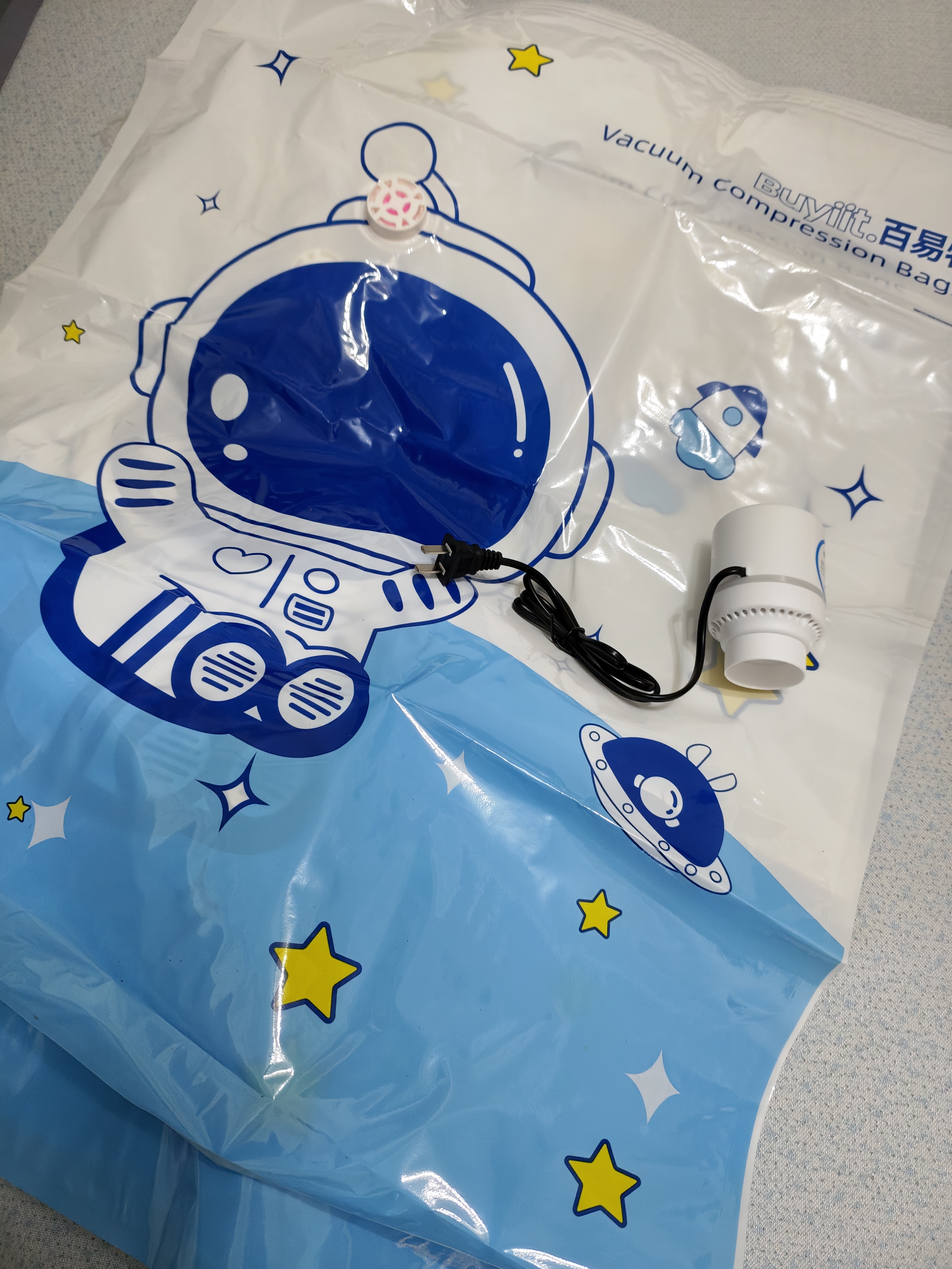 百易特真空压缩收纳袋电动气泵棉被子羽绒衣服收纳袋20件套宇航员款 实拍图