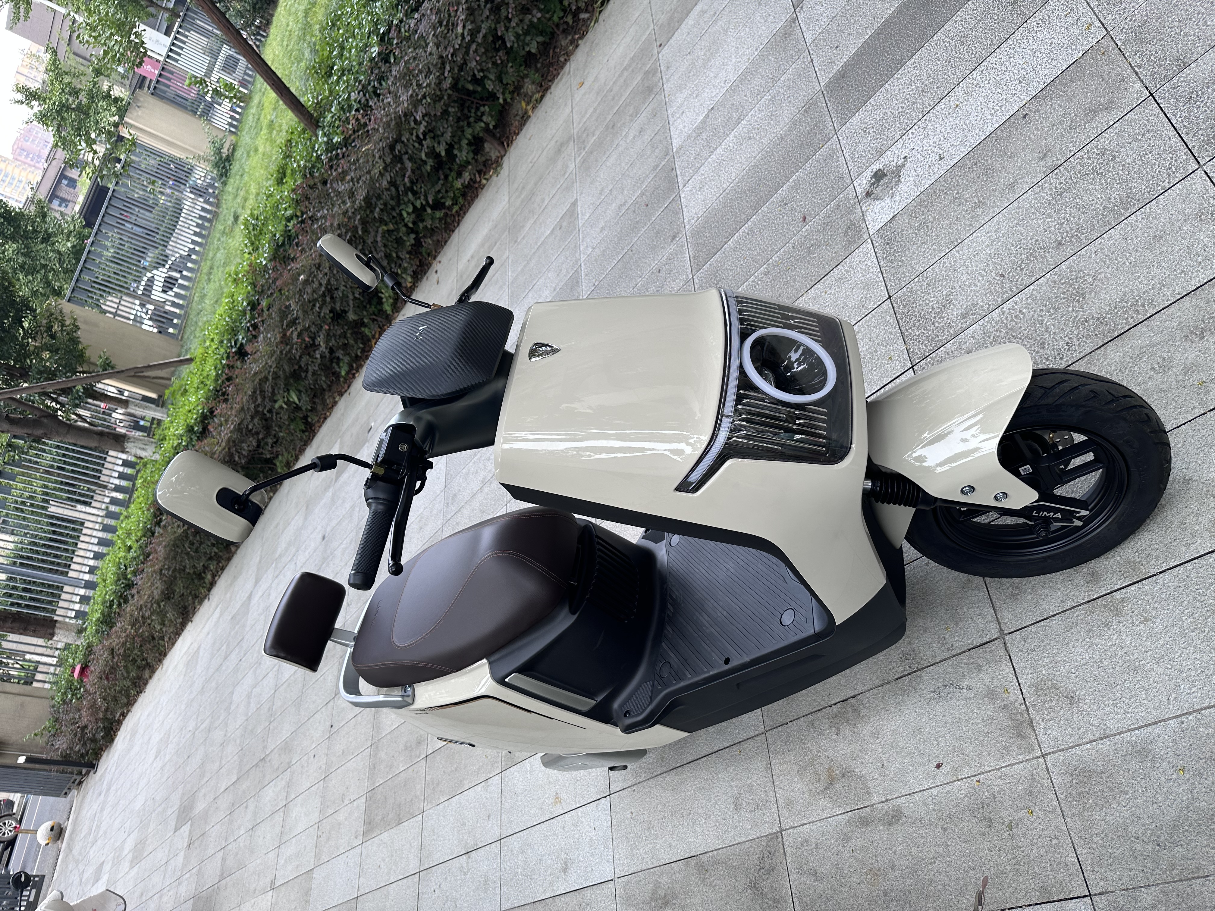 立马电动摩托车耀影 至高106KM72V32Ah长续航智能APP外卖通勤电动车茶白 实拍图